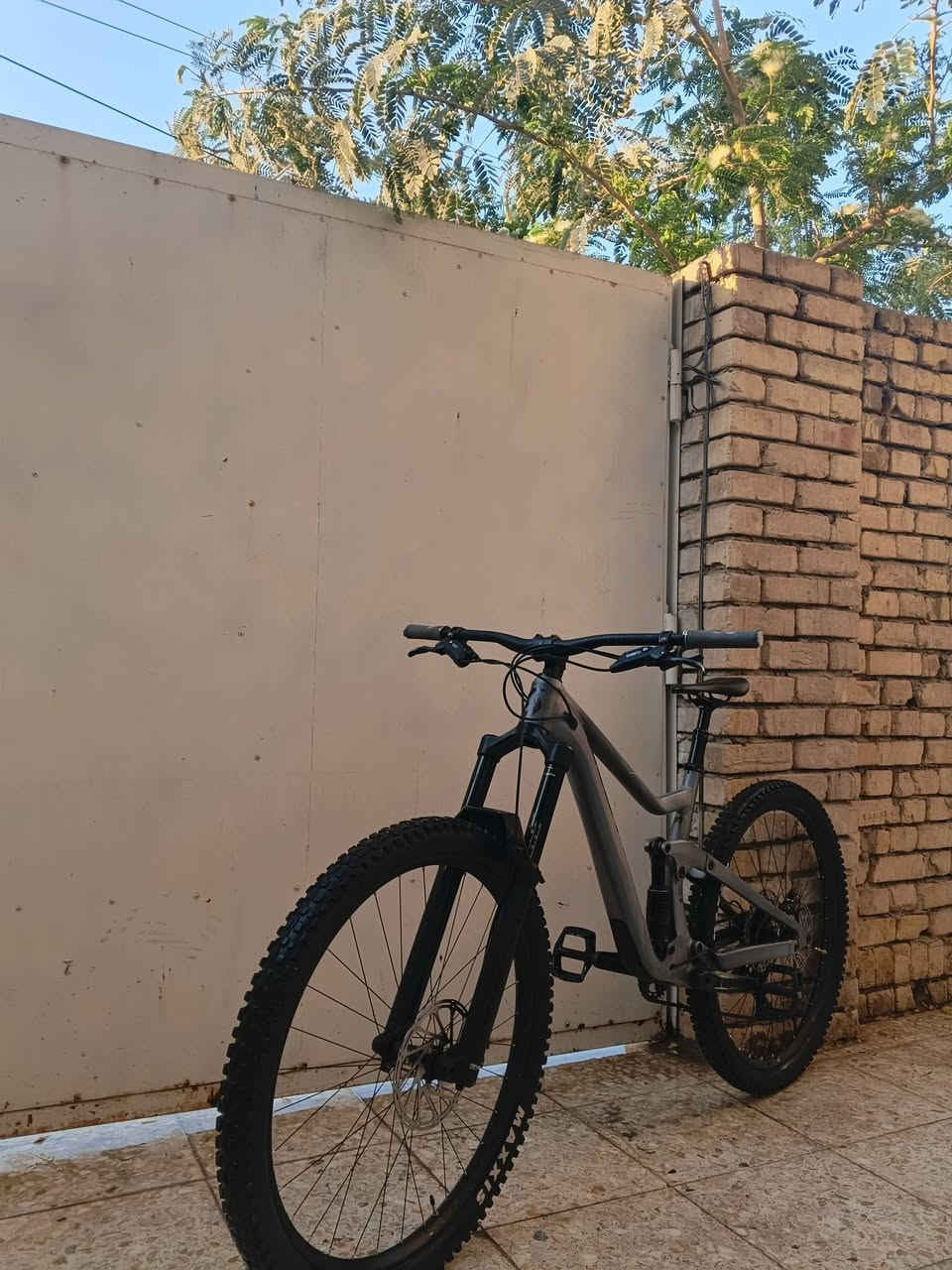 Scoot samson 930
موديل 2023 الوحيد بل عراق 
الفئة: Enduro / Trail
الإطار: ألمنيوم
العجلات: 29"
الشوكة: RockShox Domain R Solo Air، حوالي 170
الكير: Shimano، نظام 12 سرعة
الفرامل: هيدروليك، 4 مكابس
التايرات: Maxxis، وتدعم Tubeless
بيها Dropper Post
للاستفسار ***********
دراجه بعدهي بحالة الوكاله
