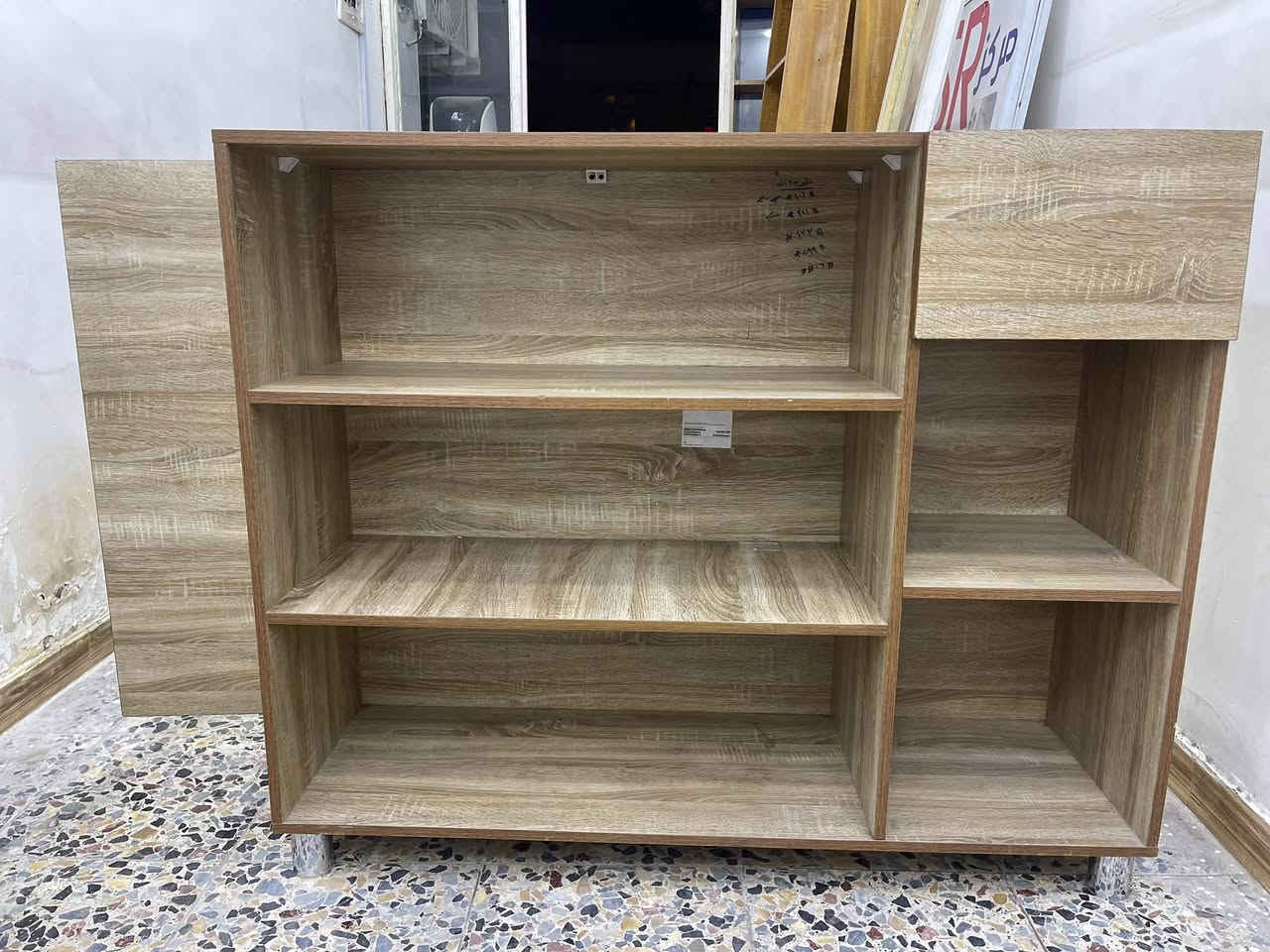 سلام عليكم للبيع للبيع 
ميز كاشير مع جرار وباب سعر 250 الف 
ارتفاع متر و10سم
عرض متر و30سم 
عمق 40سم

ميز صيانه مع جرار سعر 200 الف 
ارتفاع متر و10سم 
عرض متر 
عمق 40سم 

فاترينا رفوف عدد 2سعر قطعتين 125 الف 
ارتفاع متر و30سم
عرض 50سم 
عمق 20سم

فاترينا سجه تعليك عدد 1 سعر 50 الف 
ارتفاع مترين و30سم
عرض 40سم
عمق 20سم

ستاند تعليك سعر قطعه الف دينار
طول 20سم
عدد 250 قطعه 

بغداد الزعفرانيه 
***********
