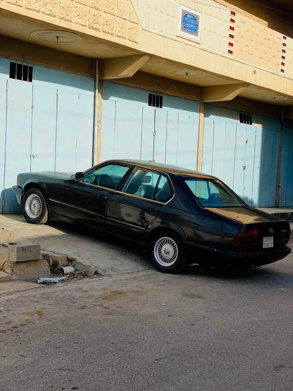 السلام عليكم بي ام  موديل 1991رقم ديالى سنويه صاقطه 
صاحبهه ماندله أبيعها كوم حديد اكفلهه من السرقه والعشاير ومكينتهه كايمه كير جديد وياله جدد صدر جديد غرفتهه حلوه  تايرات زوج جديد وزوج تعبان  السياره تحتاج مكينه تجفت فقط عنواني صلاح الدين والخاص مفتوح 
او اتصل ***********
