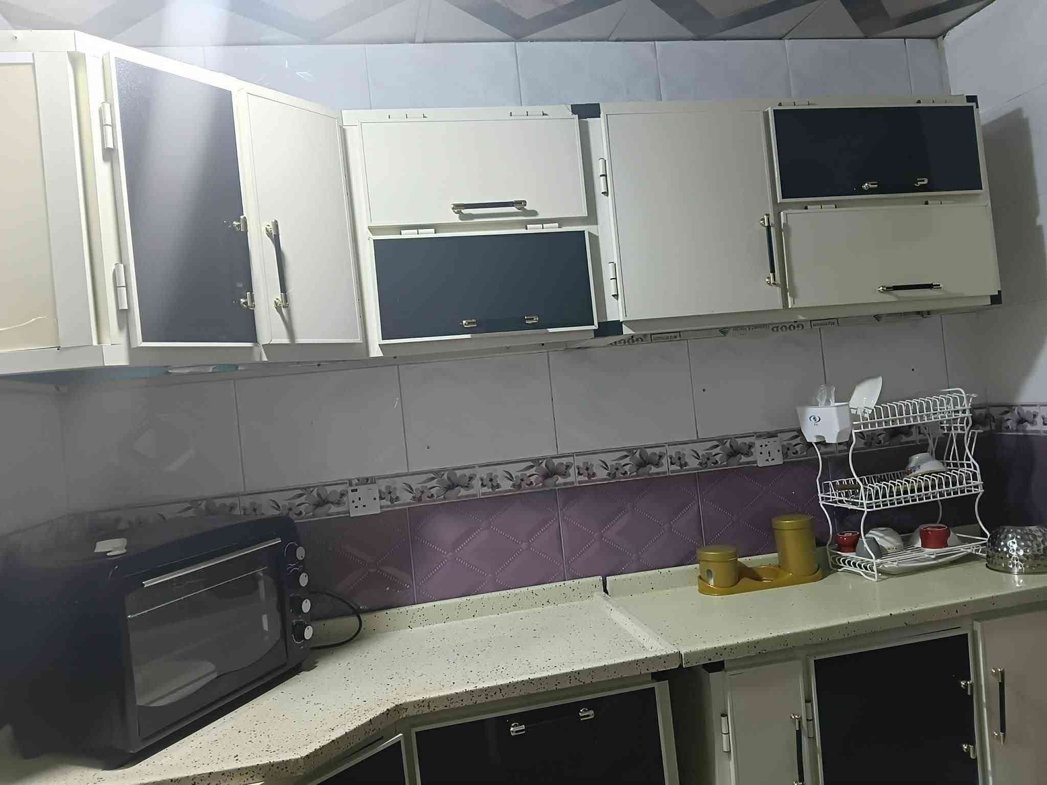 سلام عليكم كاونتر 5قطع طوله 2متر و70 وسنك 1متر ونص كله كرانيت تفصال اخو الجديد بعده بنايلون بيع او مراوس عنوان بلد جمعية ليمام ***********
