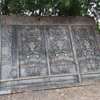 باب شارع • ٣٫٢٠×٢٫٣٠م • حديد درجة اولى