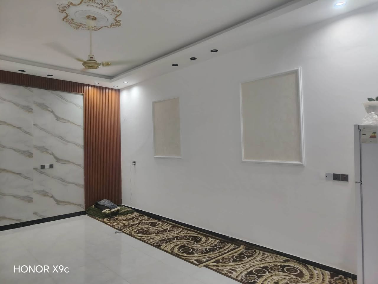 دار للبيع المساحة 200 م بلمجمع نبيل حاجم على حولي بشارع الحسينيه مقابيل الملعب السعر مناسب ومستعجل على بيعه السعر 65 بي مجال المو شراي لا تراسل او تخابر البيت كدامك مثل ماوضح بصوره حالين ساكنه بي عائله 

الإتصال على رقم  ***********
