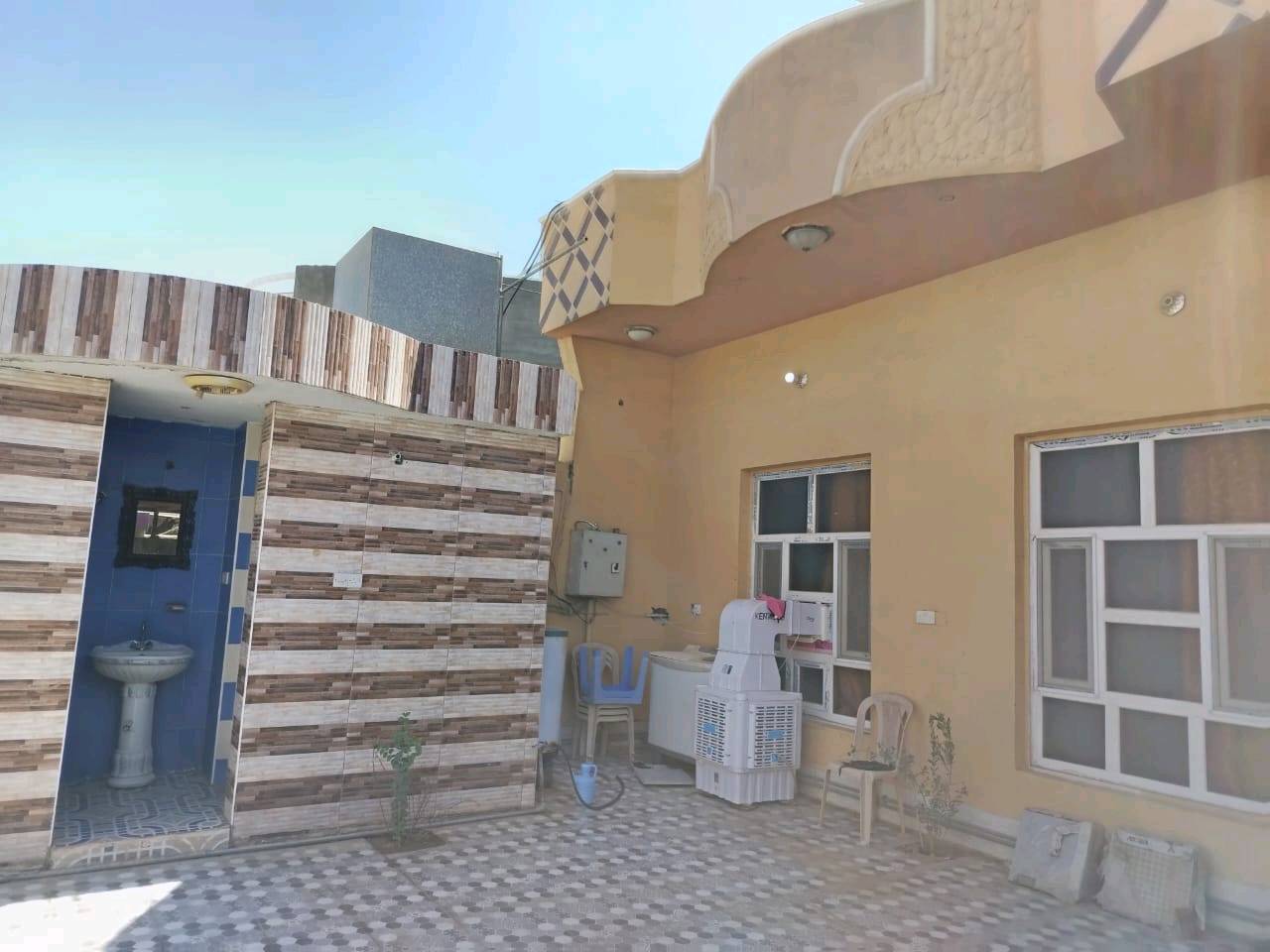 بيت للبيع بالخالديه حي القدس 
مساحة الدار ٢٥٠ 
الطابق الاول  استقبال وصاله ومطبخ وغرفتين وحمام 
الطابق الثاني غرفتين وصاله وحمام
للاستفسار الاتصال على الرقم ***********