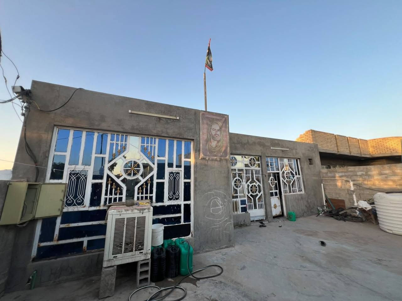 سلام عليكم خوان  هاذا البيت المساحه 205م للبيع السعر مناسب الموقع تقاطع النهروان ***********
