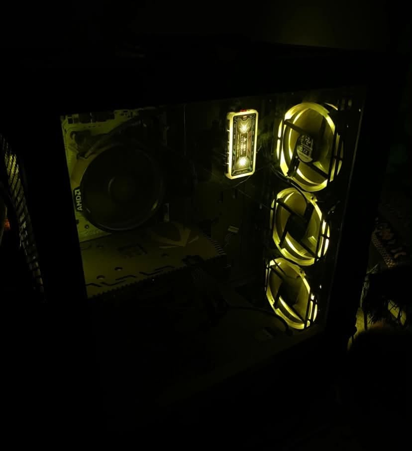 السلام عليكم تجميعة للبيع

المواصفات:

* المعالج (CPU): AMD Ryzen 5 5600
* كرت الشاشة (GPU): NVIDIA GeForce RTX 2060 – 6GB
* الرام (RAM): 16GB DDR4 – سرعة 3200MHz
* اللوحة الأم (Motherboard): SOYO B550M ARGB V1
* التخزين (SSD): 512GB
* التخزين الإضافي (HDD): 1TB
* البور سبلاي (PSU): 550W
* نظام التشغيل:   Windows 11 pro

المرفقات:

1. شاشة FHD – 60Hz بكارتونتها 
2. ماوس وكيبورد RGB 
3. يدات PlayStation 4 عدد 2
 أسلاك شحن ليدات PlayStation 4 عدد 2

📱 للتواصل عبر واتساب:
[***********]
او على الخاص

