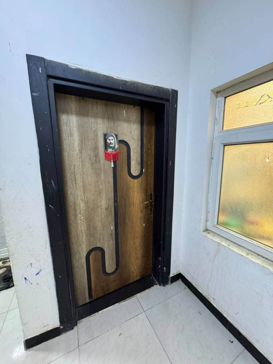 🏠 بيت للرهن في مجمع أبو تراب – المرحلة الأولى
📍 المساحة: 200 متر
📍 مقابل مركز التسوق
✨ يحتوي على:

* استقبال
* مطبخ
* غرفتين نوم
* حديقة خارجية
* كراج يسع سيارة

📞 للاستفسار راسلونا واتساب ***********
