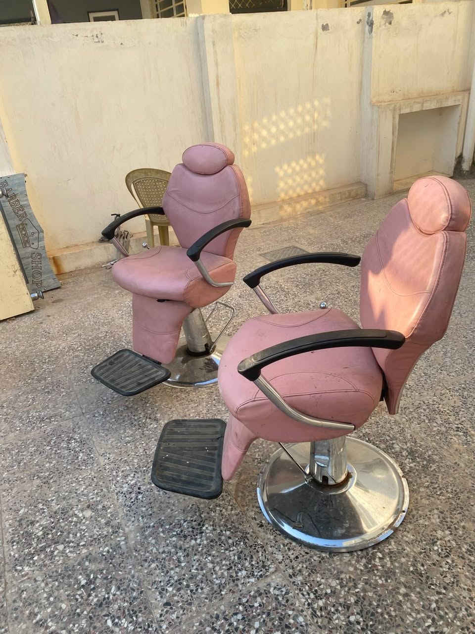 غراض محل حلاقة للبيع
كراسي حلاقة عدد ٢ مع مراية عدد ٢
مع مسطبة للجلوس عدد ٢ مع ملحقات حلاقة 
للتواصل  ***********
