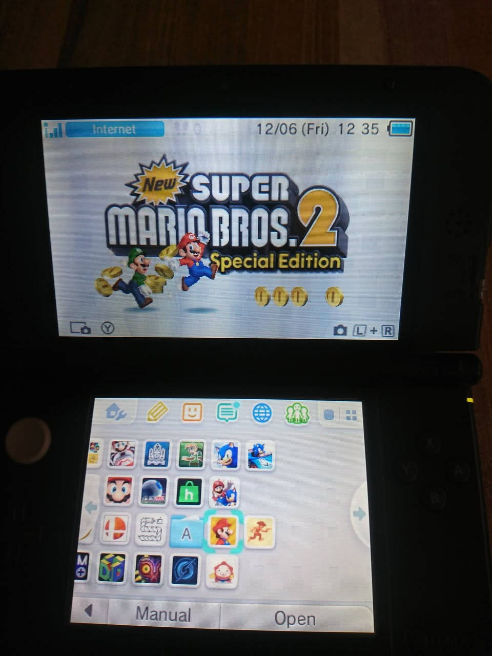 السلام عليكم جهاز 3DS XL مهكر رام 64 كيكا بي مجموعة العاب جهاز اخو الجديد شاحنه وقلم ويا لتواصل + جنطه ***********

