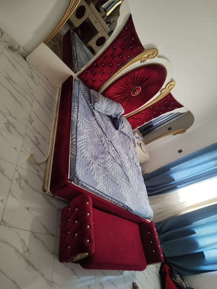 غرفه نوم تركيه 7قطع خشب ثقيل اصليه حجم الغرفه كبير نضافه 60% موجود ولد عنده كيه يفتح وينقلهه يشدهه الكم السعر ٣٠٠وبيها مجال و***********
