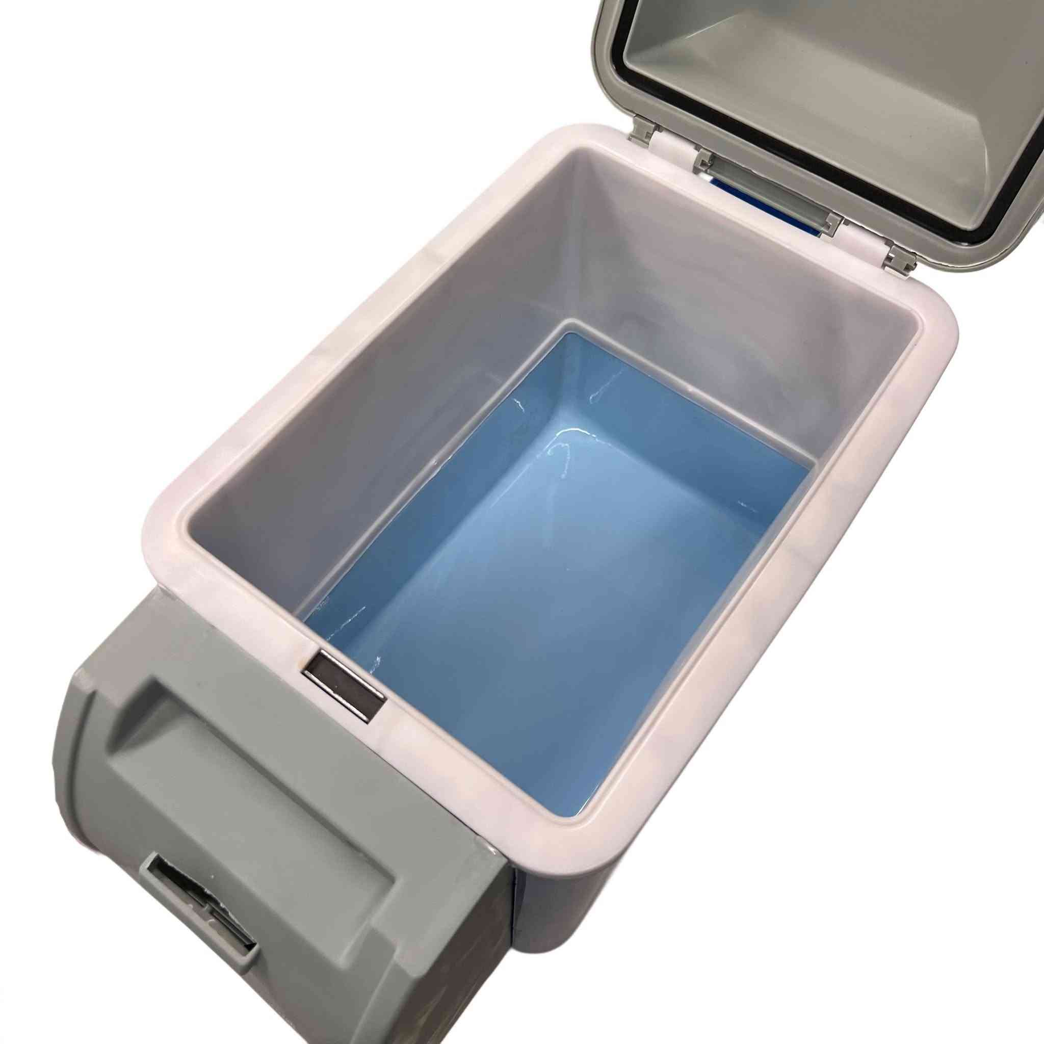 ثلاجة سيارة محمولة 7.5 لتر للتبريد والتسخين – Portable Electronic Car Refrigerator

ثلاجة سيارة إلكترونية محمولة بسعة 7.5 لتر مصممة للاستخدام أثناء السفر والرحلات، تعمل عبر مقبس ولاعة السيارة DC 12V وتوفر وظيفتين: تبريد المشروبات أو تسخين الطعام حسب الحاجة.

• وظيفة تبريد وتسخين
يمكن تشغيلها على وضع COLD للتبريد أو HOT للتسخين عبر المفتاح المخصص.

• تعمل على كهرباء السيارة 12V
يتم توصيلها مباشرة بمقبس ولاعة السيارة باستخدام القابس المرفق.

• مؤشرات ضوئية للحالة
يظهر ضوء أخضر عند التبريد وضوء أحمر عند التسخين لمعرفة وضع التشغيل.

• تصميم محمول وخفيف
خفيف الوزن وسهل الحمل ومناسب للاستخدام أثناء السفر والتنقل.

• استخدامات متعددة أثناء الرحلات
مناسب للرحلات، التخييم، السفر بالسيارة، لسائقي التاكسي، الصيد، وحفظ بعض المنتجات مثل المشروبات أو الحليب أو مستحضرات التجميل.

• تقنية تبريد شبه موصل (Semiconductor)
مذكور في الدليل أنه يعمل بتقنية أشباه الموصلات بدون ضاغط أو غاز تبريد.

• نوع المنتج: ثلاجة سيارة إلكترونية محمولة
• السعة: 7.5 لتر
• الوظائف: تبريد / تسخين
• مصدر الطاقة: DC 12V
• طريقة التشغيل: مقبس ولاعة السيارة
• مؤشرات التشغيل:
 • ضوء أخضر للتبريد
 • ضوء أحمر للتسخين
• تقنية التشغيل: Semiconductor (بدون كمبروسر)
• الاستخدام: داخل السيارة أثناء التشغيل

محتويات العلبة:
• ثلاجة سيارة إلكترونية محمولة 7.5 لتر
• كابل طاقة مع قابس ولاعة السيارة (DC Plug)
• دليل الاستخدام (Manual)لسعر 35 ***********
@إشارة

نص مكتوب في الصور:
- COLD HOT