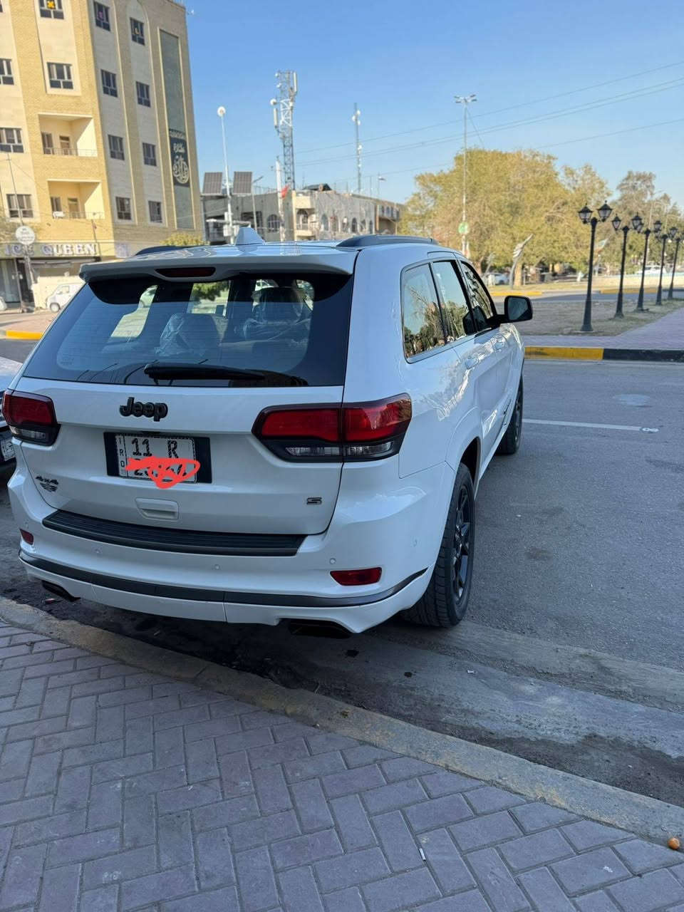 السلام عليكم
جيب موديل 2020 سومنت ال s إم الرادار 
معروفة مواصفاتها إعلى مواصفات بالجيب 
بيها 3 قطع تبديل أصلي نفس الون بدون دواخل 
سيارة جديدة بمعنى الكلمة رقم بغداد دولي 
تحويل مباشر مكانها بغداد السعر 245 وبيها مجال 
الاتصال 
***********
***********
