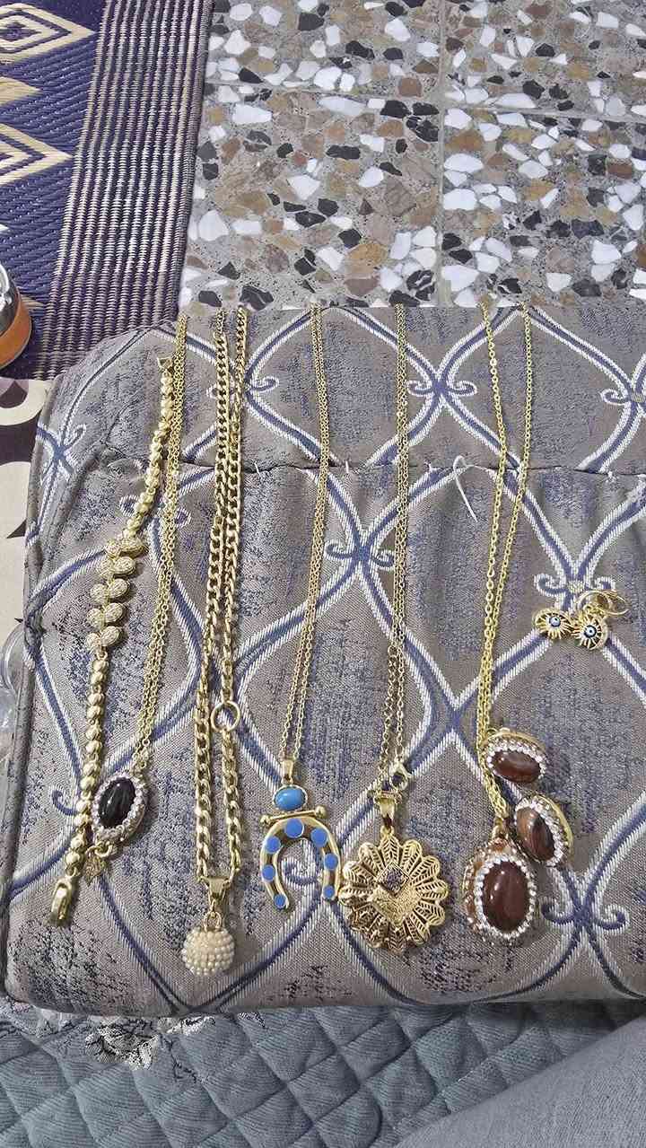 سلام عليكم ذني اكسوسارات نسائية قلايد تراجي اسوار نحاس مطلي بمي الذهب الي يحب يهدي زوجتة او والدتة هدية حلوة عنواني كربلاء يوجد توصيل جميع محافضات العراق الي يحب يعرف اسعار القطع يجيني خاص ***********
