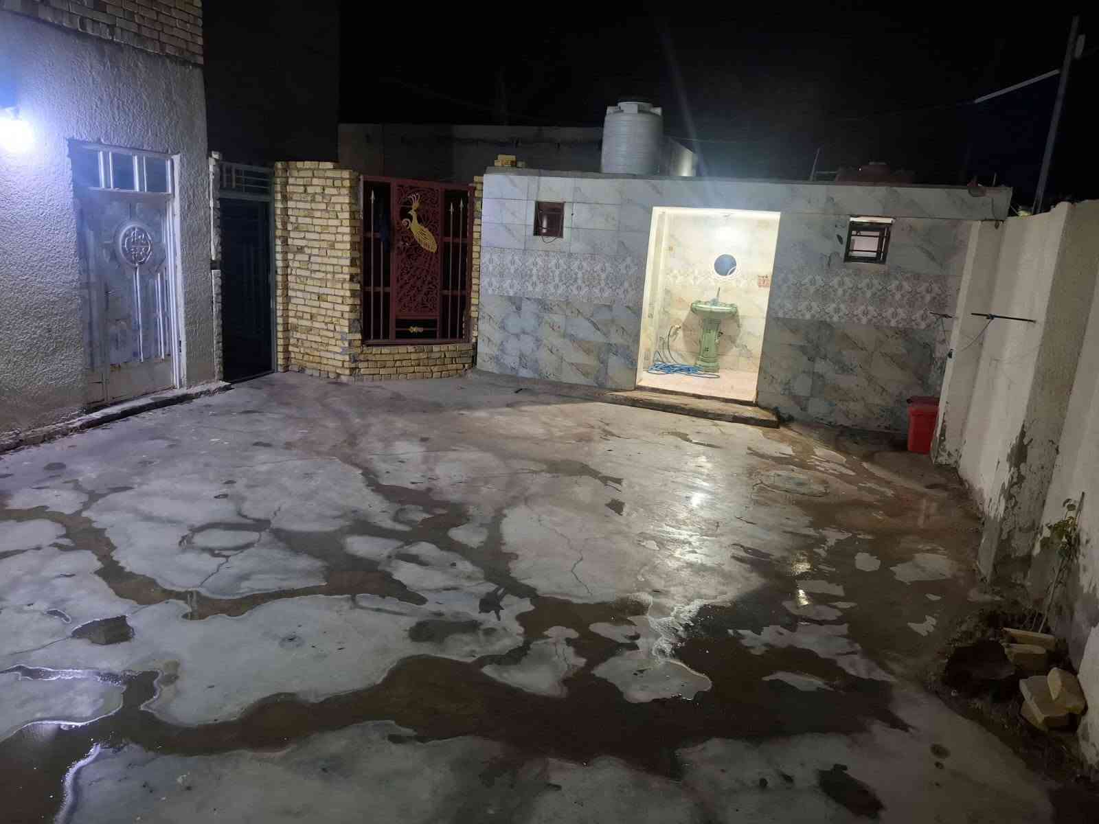 بيت مرقم بلديه بالخضاره الاحرار ٣٧٥م المساحه بي ٤ غرف غرفتين ومطبخ وصاله واستقبال وصحيات خارجيه وحمام داخلي جاهزات سراميك وكهرباء وماء ومولد وخط ضوئي انترنيت والغرفتين الباقيات بدون سقف بعدهن وبي ترك داير البيت بيت خير من الله البناء بلوك فقط الغرفتين طابوق 
السعر خاص موبايل *********** 
ادمن وافق اذا ممكن الله يرحم والديك
