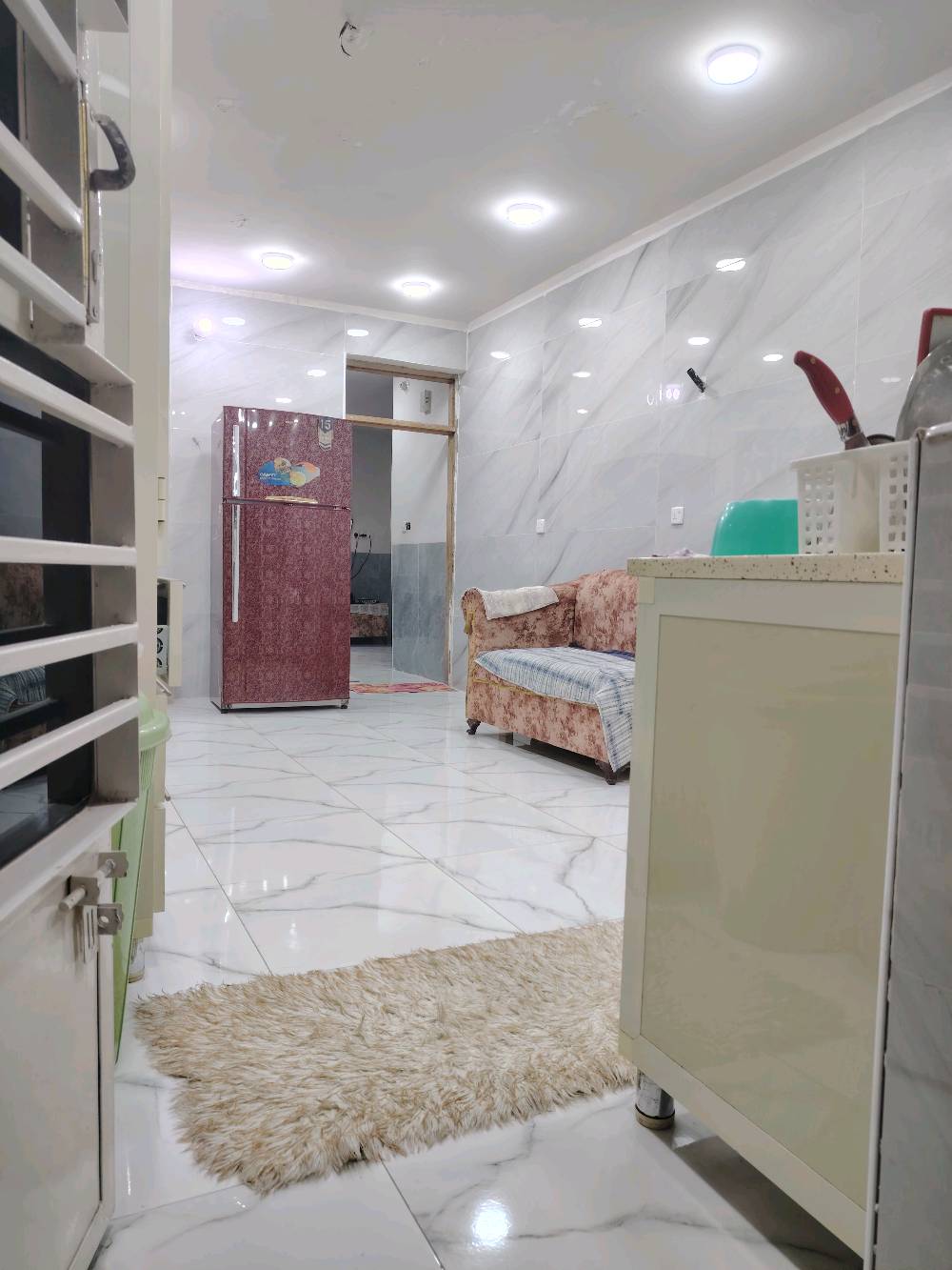 بيت للبيع مساحة 200 م
بغداد المحمودية قرية عباس شنيتر نهاية شارع حي السلام 
السعر 90
طابق واحد والطابق الثاني هيكل
يحتوي 2 غرف نوم واستقبال ومطبخ واسع وصالة
حمام داخلي وحمام خارجي وطارمة وحديقة
الطابو شنو نوعه؟ ملك صرف لو طابو زراعي/سكني، وهل كل الأوراق كاملة وجاهزة للتنازل؟: 
طابو زراعي سند 25
البيت شكد عمره تقريباً؟ جديد لو مجدد، وبي شغل متبقي بالطابق الثاني الهيكل لو لا؟: 
مجدد 2025 الطابق الثاني هيكل
الشارع والواجهة شكد عرضهن؟ والبيت على شارعين لو شارع واحد؟: 
الواجهة 10 م عرض الشارع 6 م
الخدمات شنو متوفرة بالبيت: مي، كهرباء، مجاري، واي فاي/انترنيت، وبي مولدة؟: 
ماء وكهرباء ومجاري وانترنت ومولد
السعر نهائي لو قابل للتفاوض؟ وإذا أكو مجال، شكد الحد؟: 
السعر 90 قابل للتفاوض وحسب الاتفاق