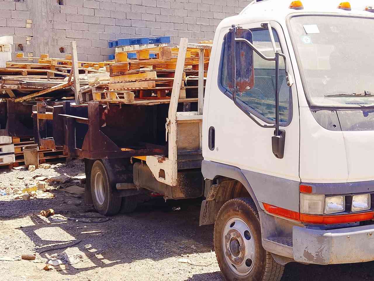 للبيع سيارة كرين سطحية رقم بغداد باسمي تحويل للستفسار انتصال ***********

