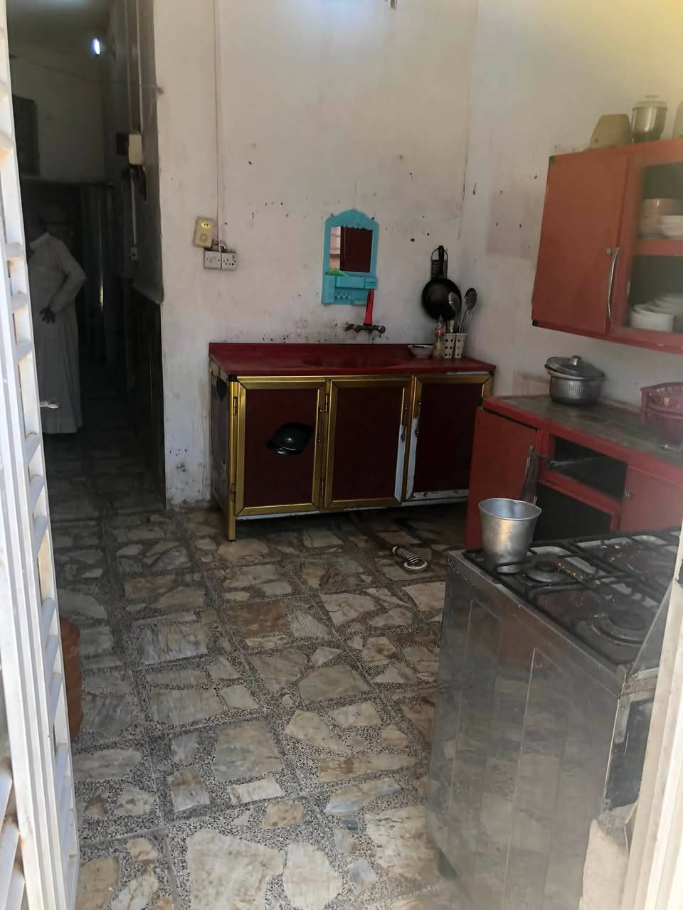 سلام عليكم بيت مساحه مية متر متكون ستقبال وهول وغرفه الطالق الثاني غرفه البيت طابوك السقف مسلح البيت مربع الجبهة 7 متر ونزال 16 متر البيت ركن سعر 65 التصال بصاحب الدار اني مكلف بلنشر ***********
