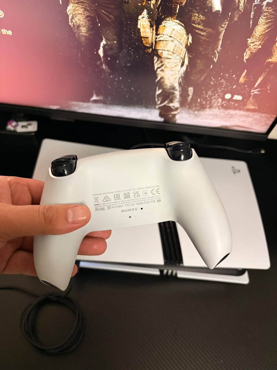 السلام عليكم جميعاً
للبيع جهاز PlayStation 5 Pro (النسخة الاحترافية):
 المواصفات والملحقات:
 الجهاز داخل الضمان.
 كامل مع كرتونته وكافة ملحقاته الأصلية (اليدة الأصلية والكيبلات).
 شغال وبدون أي مشاكل أو عيوب.

سماعة Pulse Elite Wireless Headset الأصلية الخاصة ببلايستيشن.
المواصفات: تحتوي على مشغلات مغناطيسية مستوية (Planar Magnetic Drivers) لتقديم صوت محيطي دقيق جداً ونقي ممتاز لمعرفة اتجاه الخطوات بالألعاب التنافسية.

💰 السعر المطلوب: 1,450,000 دينار (قابل للتفاوض البسيط للجادين).
📍 المكان: بغداد (المعاينة والتجربة قبل الشراء حق المشتري).

ملاحظة: الجهاز والسماعة بنظافة 100% وبحكم الجديد، والأهم إن الاثنين داخل الضمان الرسمي ومع كافة الكراتين والملحقات الأصلية

📲 للتواصل والاستفسار: عبر الخاص او ***********
