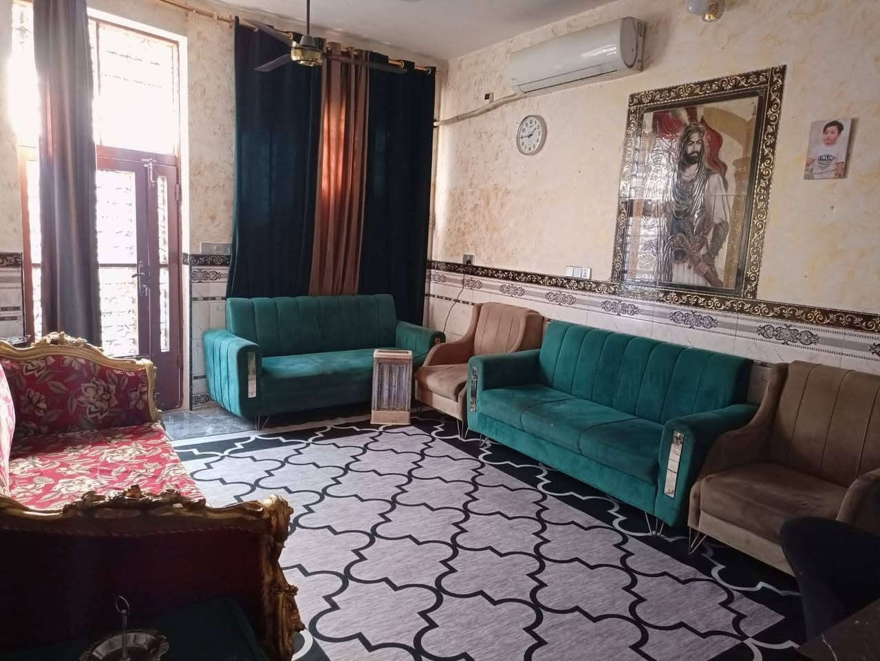 دار للبيع ١٤٠ متر
محمد البصراوي طابق واحد غرفتين وستقبال ومطبخ وصحيات وبيتونه
مكانه سريدات قديمه نهايه مربع الثالث قريب علشارع
خدمات كامله مي كهرباء
بس بعده مامبلط الشارع
سعر٨٨
***********
