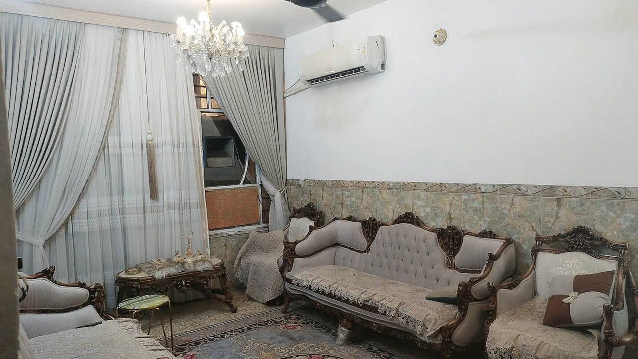 الدار للبيع مساحه 100 متر واجهه 5 نزال 20 قاطين مدخلين 3 غرف نوم السطح شتايكر الصحيات عدد 3 بيت نضيف جدا جاهز للسكن طابو زراعي سند  25 مباشر يتحول باسمك قريب على الشارع العام جدا 50 متر عن الشارع العنوان نهاية الفورتات اول شارع بالزراعي قريب على سوك نهاية الفورتات السعر  140 مليون وبيه مجال @ للاستفسار ***********

