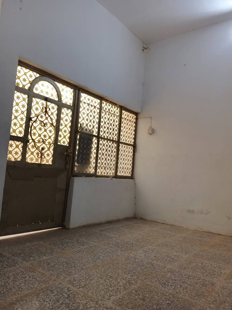 بسم الله الرحمن الرحيم.                                                عرض حي ميسان مساحه (100متر)  قطاع 84  شريط    عرض شارع 10متر كفه تجاري سعر (95مليون معه مجال)                      يحتوي على طارمه مطبخ ستقبال صاله وغرفه وكشوفه حمامات داخليه وخارجيه  سعر مناسب موقع مكتب حي ميسان شارع كيات قرب تقاطع بواري                                    ( مقاولات عامه مناسبه)  رقم للستفسار على واساب (***********)
