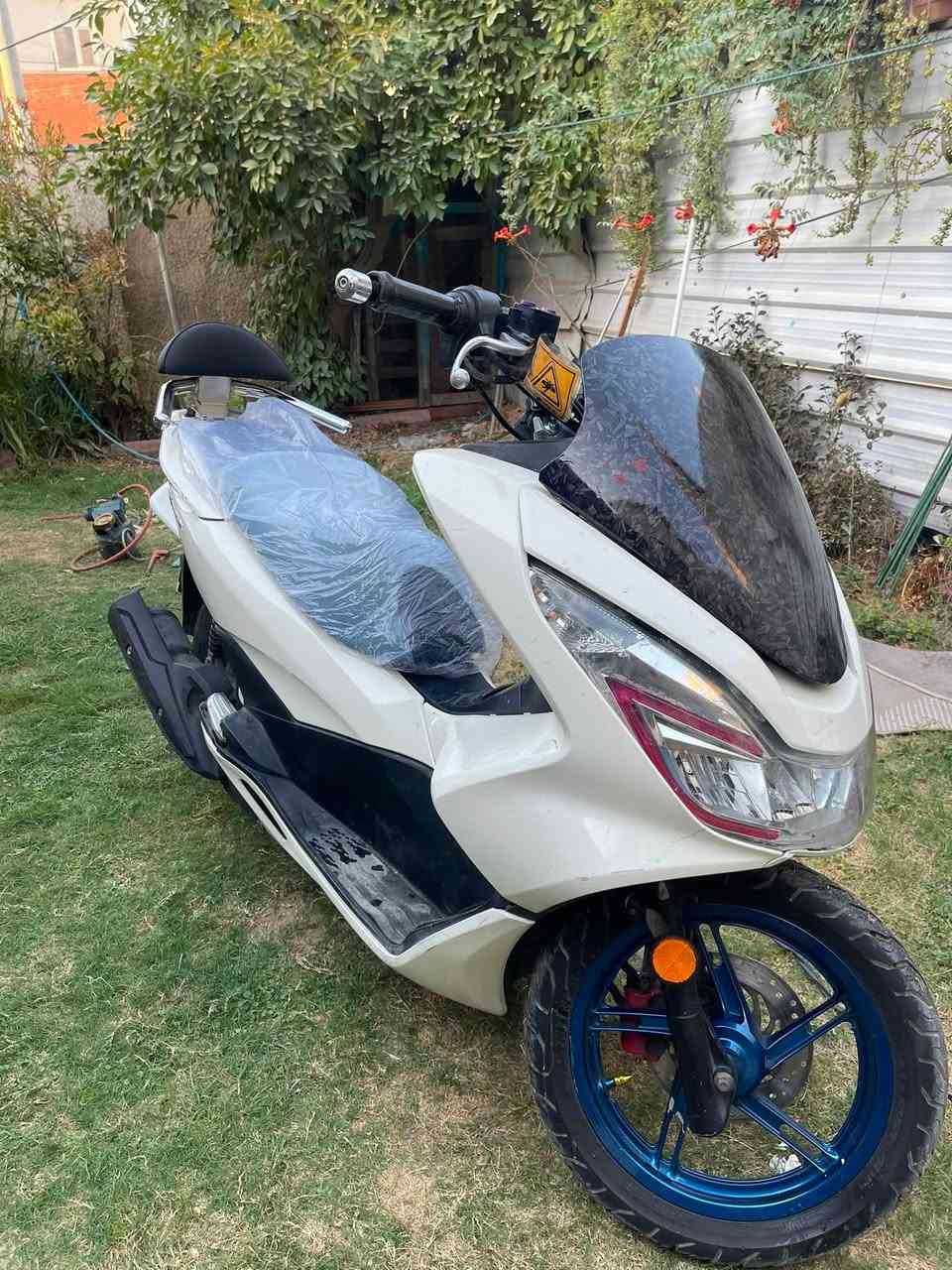 السلام عليكم pcx للبيع دراجه نضيفه محرك خير من الله خرسه بل حقيقه انضف بعد  حساس ازدحام رايده مليون و ٣٥٠ رقمي ***********

