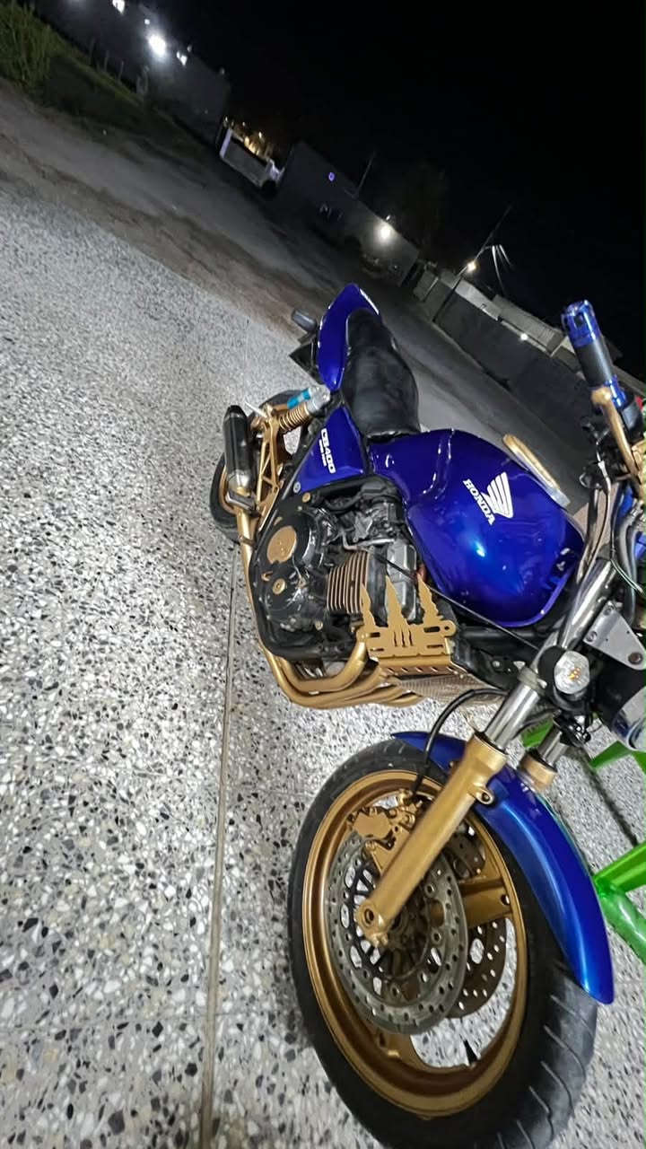 ⚜️ موديل 2004
⚜️ محرك 400cc
⚜️ 4 سلندر
⚜️ VTEC
⚜️ تبريد مائي
⚜️ قير 6 غيارات
⚜️ لون أزرك 💙
⚜️ تشغيل سلف
⚜️ دبل دسك أمامي
⚜️ دسك خلفي
⚜️ جنزير
⚜️ عدادات أصلية
⚜️ صوت 4 سلندر مميز
⚜️ سحب قوي وثبات ممتاز
⚜️ الدراجة مرتبة وجاهزة للاستخدام

💰 السعر: مليون ونص قابل للتفاوض

📍 العنوان: الأنبار الحبانيه الخالديه 
📞 للتواصل: ***********
