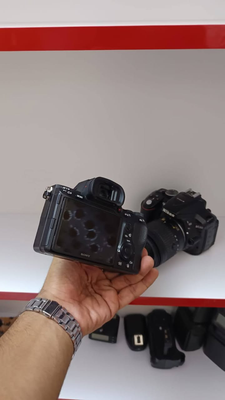 سلام عليكم كامره سوني A7iii نظافه ٩٥ ٪
شتر ١٢ الف فقط فطر بالفاندر عطلان تصوير بالعين  اثر ضربه رونن 
الكامره شغاله وحلوه المكان نجف السعر مناسب مليون ١٠٠ 
للاستفسار ***********
