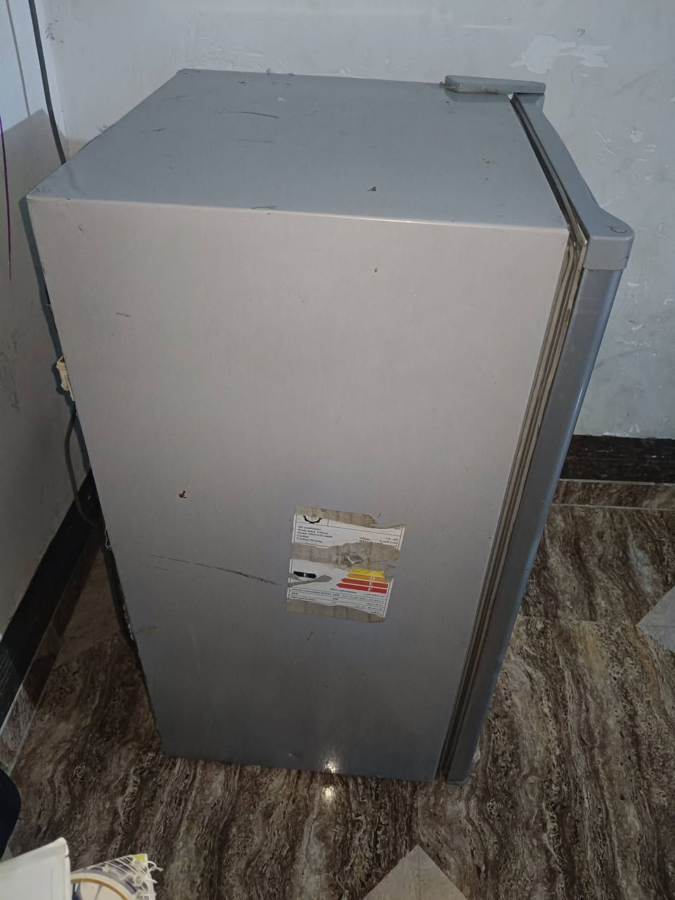 سلام عليكم ثلاجه للبيع طول متر العرض 50 سانتيم نضيفه شغاله ثلج سعر 75 الي يريده هذه رقمي خلي يخابرني ***********

