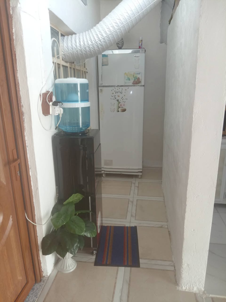 بيت للبيع في حي القاهرة 90 متر غربي.. مربع غرفتين وهول ومطبخ وصحيات..سايدين النهضه مقابيل المدرسه ابن القيم الجوزيه.. البيت صاير دوسه.. السعر 45 مليون.. ملك طابو..***********
