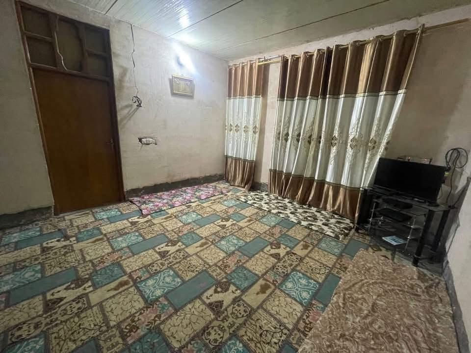بيت للبيع (سند 25) حي ذويب الاول (***********)
المساحة 240 متر، البناء طابوك، الأساس كونكريت مسلح حديد أوكراني 
البيت غرفتين (4x4) و(4x5)
مناور اثنين مع ترك 
هول مساحة (4.5x10)
مطبخ (4.5x6)
استقبال (4x7)
الأرضية بالصور واضحه 
صحيات داخلية وصحيات خارجية
السكف سندويج
تاسيس كهرباء كامل 
تاسيس مجاري كامل 
تاسيس ماء كامل 

السعر خاص (راسلوني واتساب او ماسنجر ما ارد على التعليقات)

للاستفسار واتساب او خاص (***********)
الحي تبليط وبي كل الخدمات مي وكهرباء وطني وسحب
