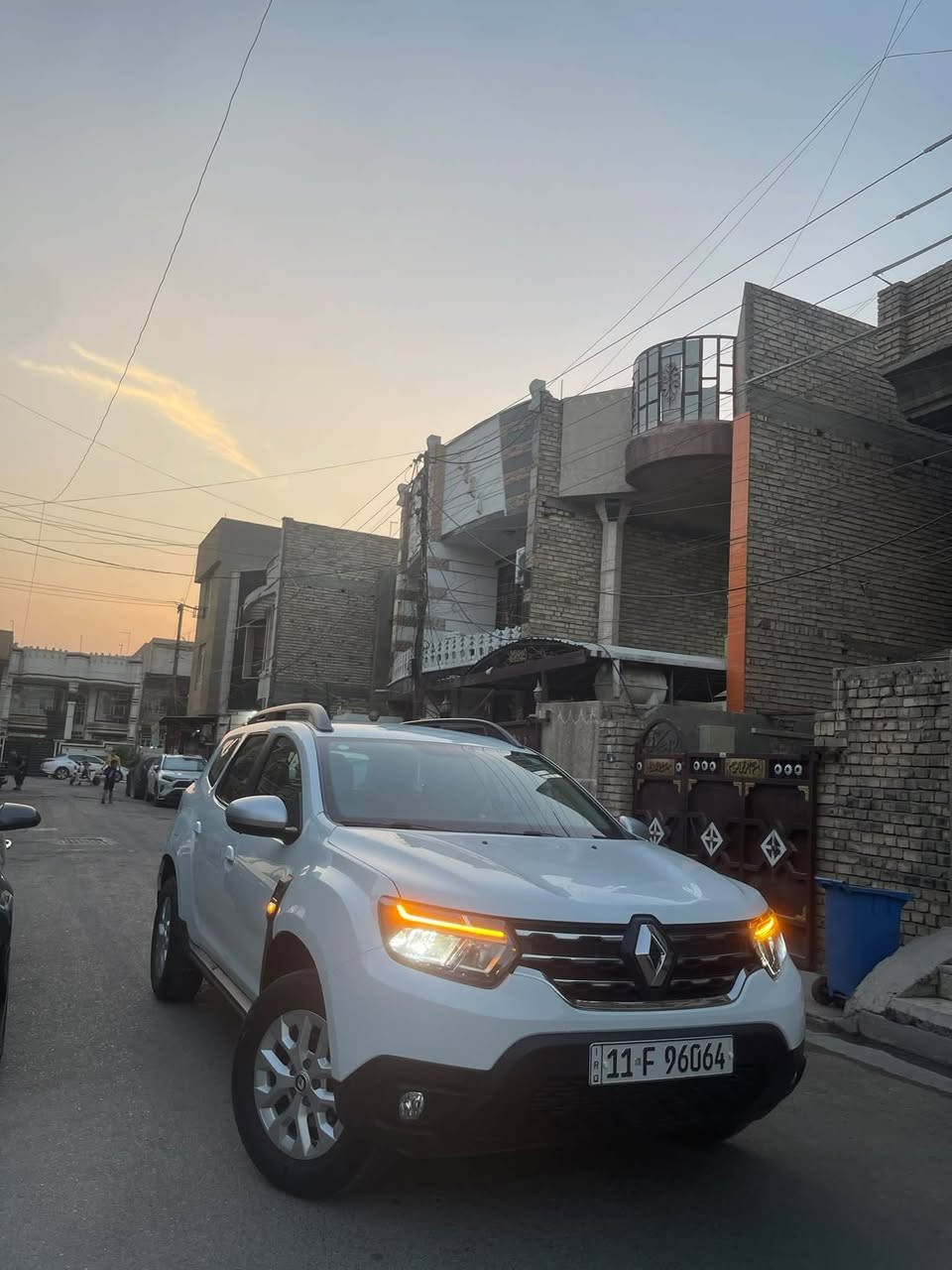 السلام عليكم رينو دايستر 2025 ماشيه 2500km مواصفات لايت زينون  محرك 1600 وكير نيسان تبريد قطعتين امامي خلفي ثلاجه تحكمات ستيرن مثبت سرعه مانع انزلاق مقاعد جلد وقماش شاشه دجتل كار بلي كبيره بصمه دخول ذكي  بعد بيه مواصفات 
سياره كفاله عامه ما عده رصعه خفيفه في جاملغ خلف السايق غير هذا شخط مابيها مكاني بغداد الحريه حي السلام السعر ب125 او مراوس حسب الرغبه الرقم للتواصل ***********

