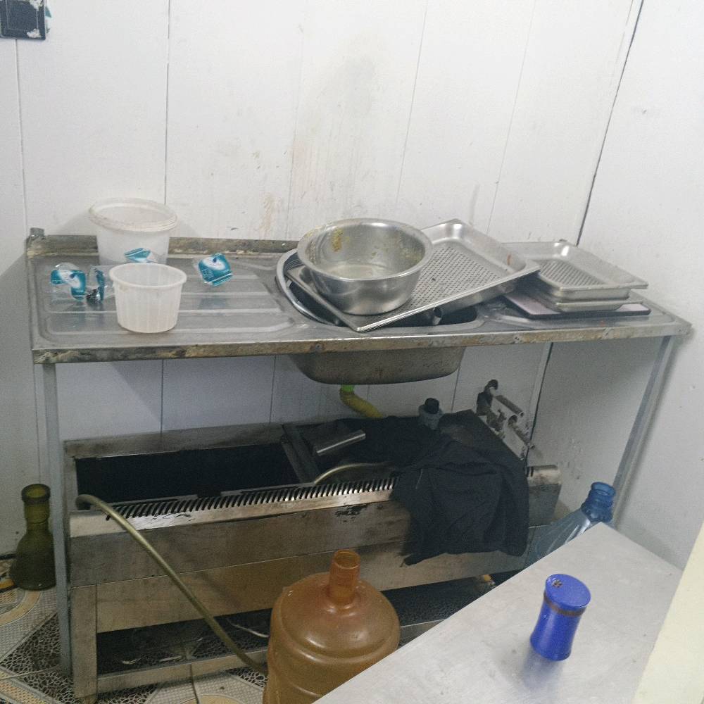 غراض مطعم للبيع.. سنك+كريل بركر مزدوج فنكر+عارضه +قلاية فلافل+ميز ستيل حجمه الارتفاع95طول مترتين العرض85
جام خانة فلافل 
مقبول المفاوضه 
