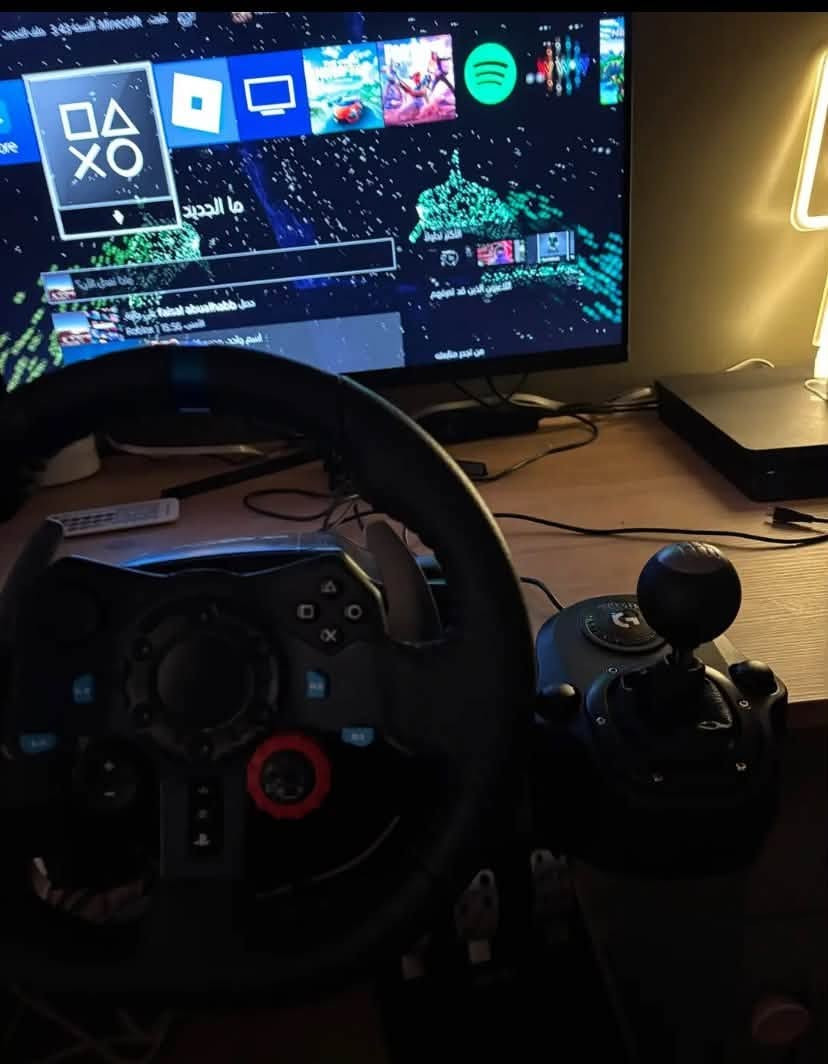 سلام عليكم شباب،
عندي سيت دركسون Logitech G29 ويا الكير الخارجي الأصلي (Shifter) للبيع، الجهاز شغّال 100% وأموره كلها تمام التمام بدون أي أعطال أو مشاكل فنية.
📌 تفاصيل وحالة البكج:

 الأداء: الفيدباك (Force Feedback)، الدواسات، تعشيق الكير، والدكم كلها شغالة ممتازة وبدون أي نقص.
 الملحقات الكاملة:
 الدركسون (Wheel).
 الدواسات الثلاثية الأصلية (Pedals).
 الكير الخارجي الأصلي (Logitech Shifter).
 المحولة والوايرات الأصلية كاملة.
 الملاحظة الوحيدة: الدائرة اللي بالنص مالت الدركسون (العلامة) ممسوحة شوية من الاستخدام، وملاحظة شكلية فقط وما تؤثر على أداء الجهاز إطلاقاً (وتگدر تحط عليها ستيكر إذا تحب).

💰 السعر والمكان:
 السعر: ⁠[250الف]⁠ (سعر مناسب للبكج الكامل).

 التوصيل: ⁠[يوجد توصيل]
📩 للطلب أو الاستفسار: يرجى المراسله عله الواتساب ***********
