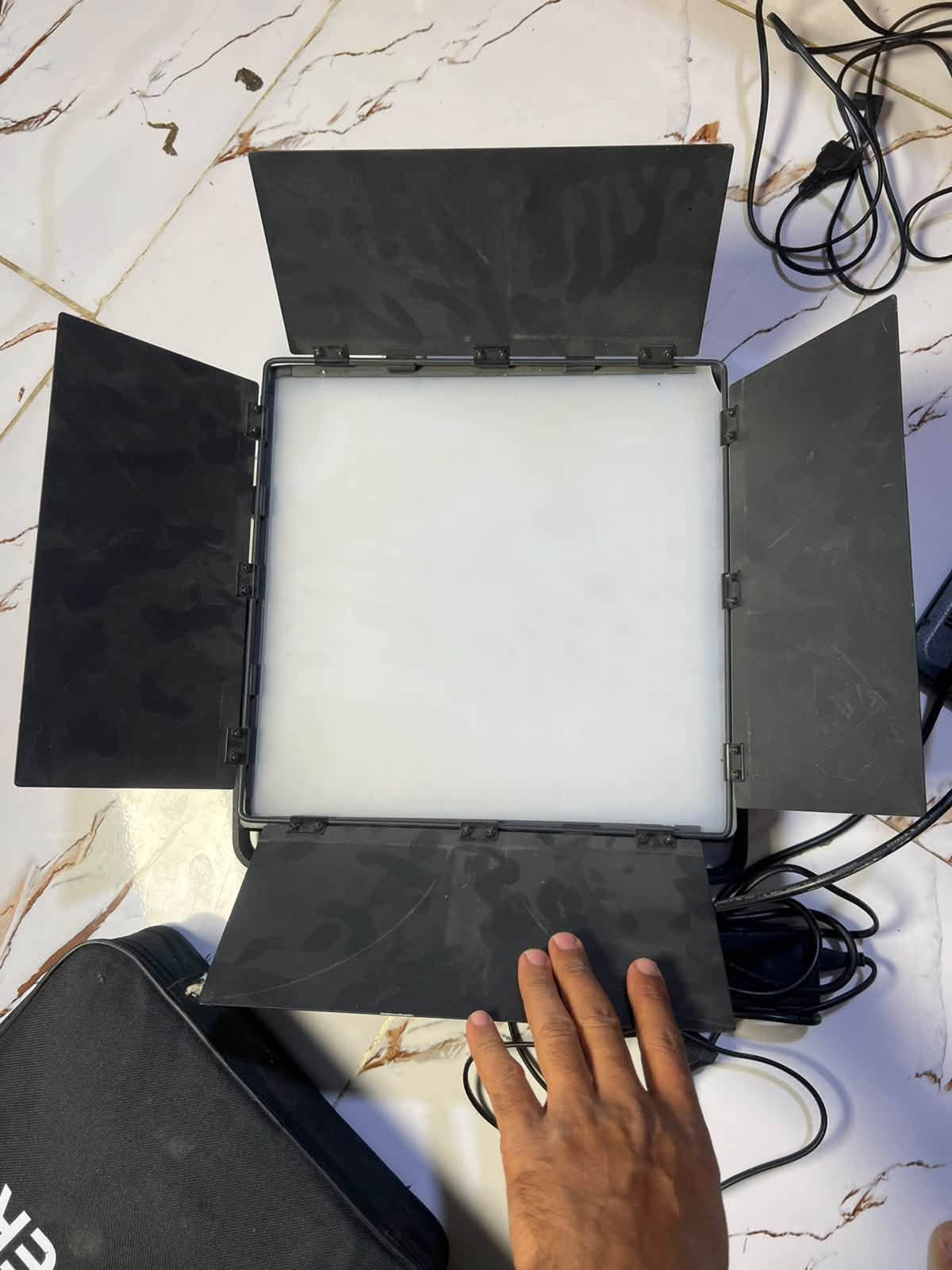 � للبيع إضاءات تصوير احترافية LED
مجموعة إضاءات للتصوير والاستوديو، ماركات NEEWER و FOVITEC، مناسبة لتصوير الفيديو، المنتجات، الإعلانات وصناعة المحتوى.

الإضاءات مستعملة ونظيفة، وياها الشنط والمحولات والملحقات الظاهرة بالصور.
من ضمنها إضاءة Bi-Color 3200K–5600K مع تحكم بقوة ودرجة الإضاءة.

✅ شغل مرتب وإضاءة قوية
✅ مناسبة للاستوديو والمصورين
للاستفسار الاتصال على الرقم 
***********
سعر مناسب سبب البيع التطوير 
يوجد توصيل جميع المحافضات 
مصطفى عبدالرحمن

