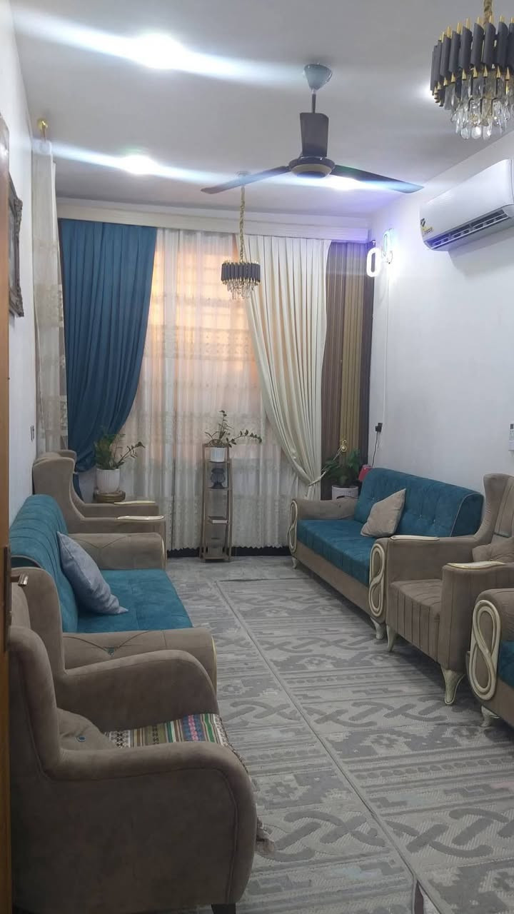 السلام عليكم دار سكن طابقين للبيع حديث البناء درجة اولئ في الكوت منطقة حي الحكيم الأولئ في الوائلية بالقرب من شارع الصب يقع على شارع 15م مساحتة 140م طابقين البناء طابوق درجة اولى والسقف صب مسلح والارضية والجدران سيراميك ويتكون البيت من غرفتين نوم وصالة واستقبال ومطبخ وصحيات داخلية وخارجية ومرقم من قبل البلدية السعر 57 وبي مجال الاستفسار الاتصال على هذا الرقم ***********
