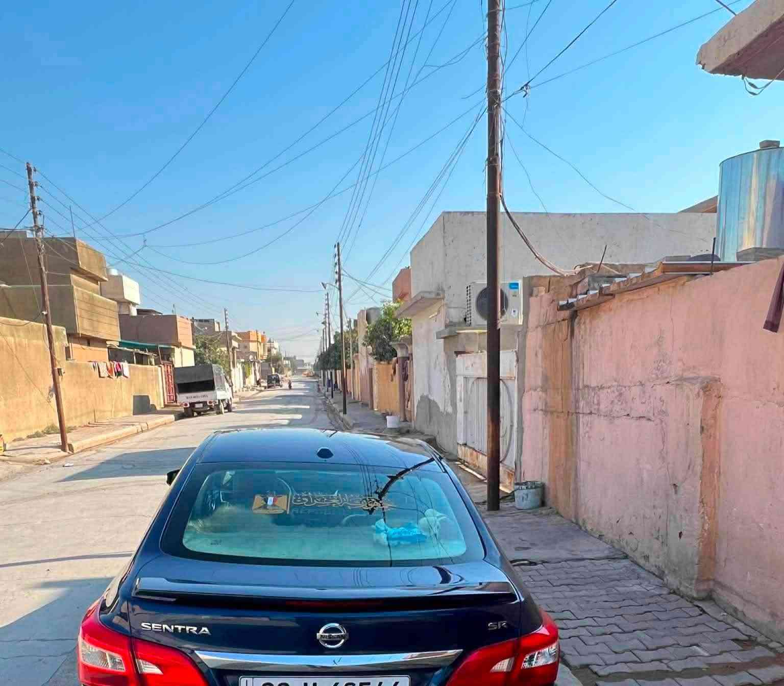 ***********
نيسان سنترا 2019 فئة SR، وإذا هي مواصفات US Spec فهذه أهم مواصفاتها الأصلية:
🚗 المحرك والأداء
* المحرك: 1.8 لتر، 4 سلندر DOHC
* القوة: 124 حصان عند 6000 RPM
* العزم: 125 lb-ft ≈ 169 نيوتن.م
* القير: Xtronic CVT أوتوماتيك
* الدفع: أمامي FWD
* بنزين عادي.
* استهلاك EPA تقريبًا 29 مدينة / 37 طريق / 32 مجتمعة MPG. 
⭐ مواصفات SR الخارجية
* جنوط ألمنيوم 17 إنچ
* إطارات 205/50R17
* مصابيح أمامية Projector LED منخفضة
* إضاءة LED إضافية
* Fog lights
* مرايا كهربائية ومدفأة مع إشارات LED
* سبويلر خلفي
* Side skirts رياضية
* Chrome exhaust finisher
* تصميم رياضي خاص بفئة SR. 
🛋️ الداخلية والتجهيزات
* مقاعد Premium Sport Cloth
* تشغيل بصمة/زر Push Start
* دخول ذكي Nissan Intelligent Key
* شاشة 7 إنچ
* Apple CarPlay + Android Auto
* Bluetooth
* USB
* كاميرا خلفية
* Cruise Control
* دركسون مكسو بالجلد
* تحكم بالصوت من الدركسون
* مكيف Dual Zone Automatic Temperature Control. 

🛡️ الأمان
* ABS
* VDC نظام الثبات الإلكتروني
* Traction Control
* TPMS مراقبة ضغط الإطارات
* Automatic Emergency Braking متوفر مع CVT
* Airbags أمامية وجانبية وستائرية كركوك, العراق
