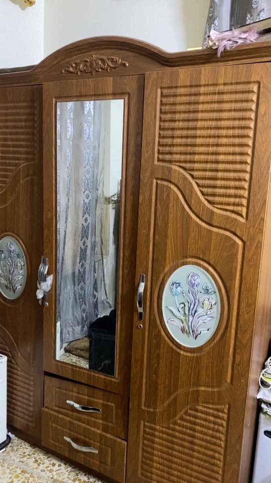 غراض بيت للبيع مابيع قطعة قطعة ابيعهن شلع كلهن باربع ملايين وبيهن مجال للشراي وهذا رقمي بي واتساب ***********
