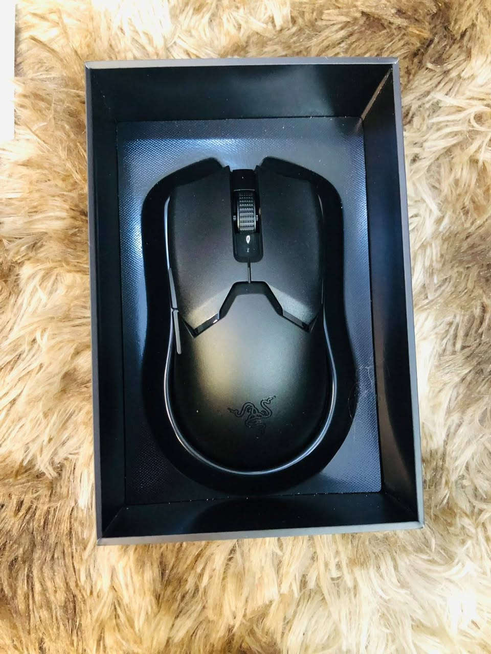 تواصل واتساب *********** سعره 75ألف مع توصيل 
ماوس الألعاب اللاسلكي Razer Viper V2 Pro باللون الأسود. [1]

أبرز مواصفات الماوس:

الوزن: تصميم خفيف للغاية يبلغ حوالي 58-59 جراماً لتسهيل الحركة السريعة. [1, 2]

المستشعر: مستشعر بصري بدقة تصل إلى 30,000 نقطة في البوصة (30K DPI). [1]

المفاتيح: مفاتيح بصرية للماوس من الجيل الثالث (Optical Switches Gen-3) لاستجابة فورية ودقيقة. [1, 2]

البطارية: عمر بطارية يصل إلى 90 ساعة من الاستخدام المتواصل، مع دعم الاتصال اللاسلكي السريع HyperSpeed. [1, 2]
