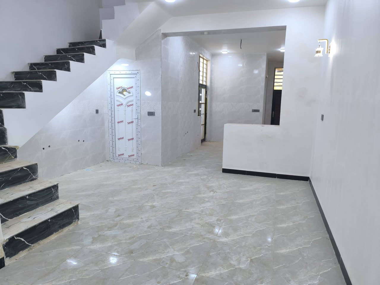 المساحه 110 متر  مناسب بناء ممتاز ودرجه أولئ 
💰 السعر:45مليون (قابل للتفاوض)
🏗️ البناء: طابوق  جمهوري
🏠 الأساس والسقف: صب كونكريت مركزي 

مواصفات البيت:
✅ غرفة نوم 1 🛏️
✅ أستقبال 
✅ صالة 🛋️
✅ مطبخ 🍽️
✅ صحيات 🚿

الخدمات المتوفرة:
🔹 ماء 💧
🔹 كهرباء ⚡
🔹 شوارع مبلطة 14 متر  🚗
🔹 مدارس قريبة 🏫
🔹أنترنيت ضوئي 
🔹 خط مولده 
📍 الموقع: النجف – حي ميسان، شارع الزوار 
قرب شارع 60 
📜 طابو زراعي (إقرار محكمة)

📞 للتواصل: ***********
