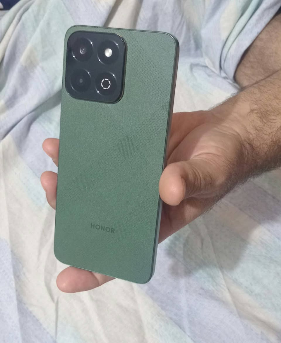 هونر X7C  ذاكره 256  بطاريه 6000 جهاز راقي  بي غواش خفيف بالكامره الخلفيه شي بسيط يراد تنضيف السعر  175 وبي مجال بسيط العنواب بغداد  البياع تقاطع درويش  ***********

نص مكتوب في الصور:
- حول الهاتف MagicOS المعالج المركزي Qualcomm Snapdragon 685 ذاكرة الوصول العشوائي ٨,٠ غ.ب + ٨,٠ غ.ب HONOR RAM Turbo دقة الشاشة ٧٢٠ x ١٦١٠ المساحة الفارغة ٢٣,٠ غ.ب الإجمالي ٢٥٦ غ.ب الموديل ALT-LX2 رقم الإصدار 8.0.0.299(C185E8R3P1) GPU Turbo وحدة التخزين الداخلية البطارية mAh 6000 اسم الجهاز HONOR X7c