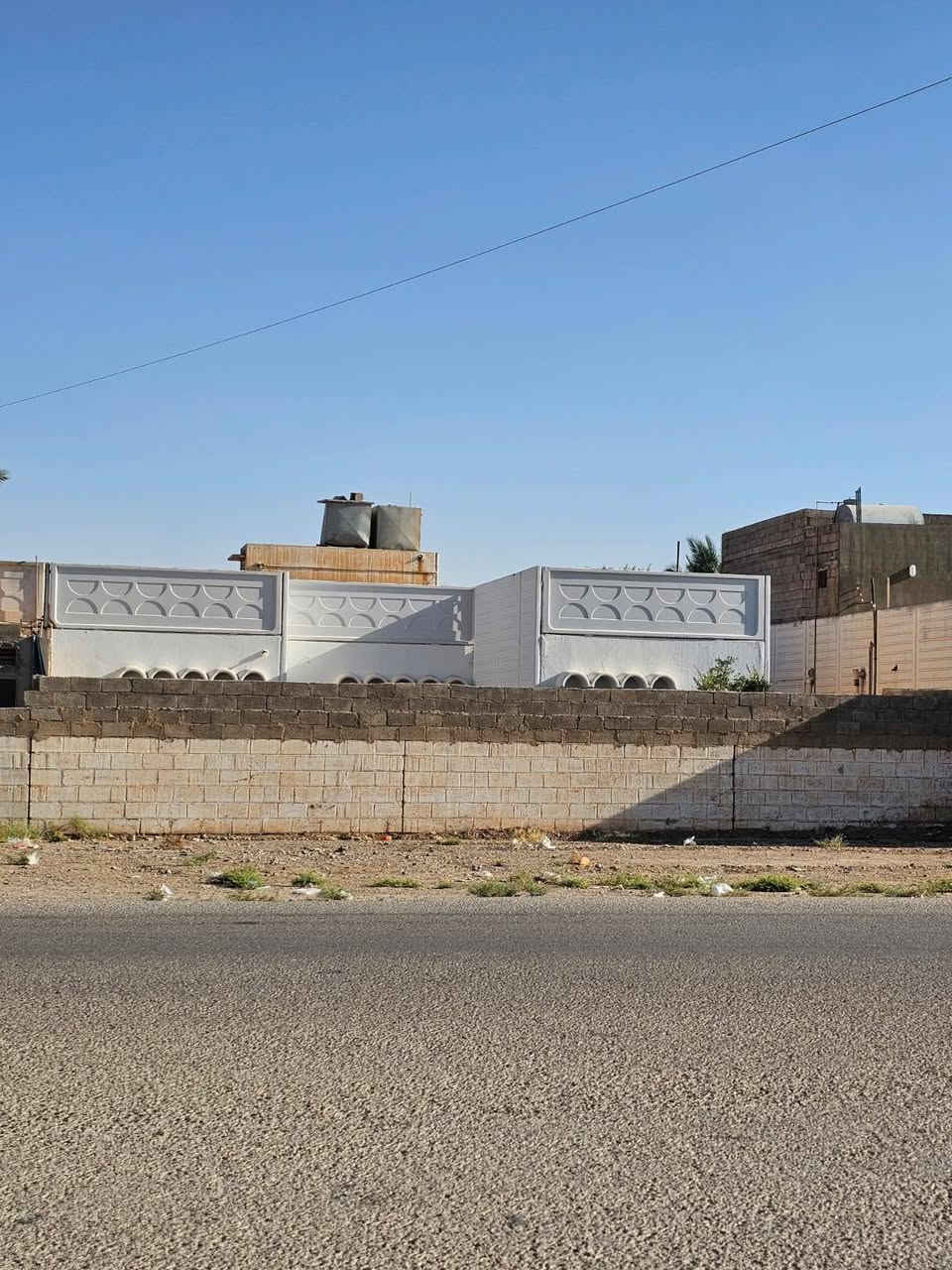 للبيع دار سكن نوع C2 ( سي تو ) في المرحله الاولى ع الشارع العريض بين الاولى والثانيه يحتوي على ثلاث غرف نوم مع صاله ومطبخ وديوانيه وصحيات . البيت نظيف جدا وجاهز للسكن كما موضح بالفيديو.  ويمكن استثمار الحديقه المطله ع الشارع الرئيسي بمحلات تجارية. للتواصل ع الرقم ***********
