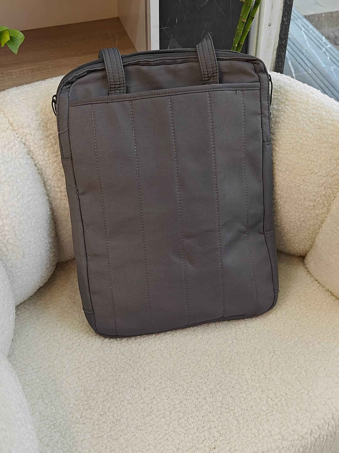 🎒 جنطة عملية وأنيقة للاستخدام اليومي
حجمها أكبر من اللابتوب بشوية، ومناسبة للابتوب أو الملازم والأوراق 📚💻
✨ من الداخل مبطنة بالإسفنج والقديفة حتى تحافظ على محتوياتها
💧 القماش الخارجي ضد المي
👜 تحتوي على 4 جيوب: • جيب بسحاب ومقسم إلى خانتين
• جيب لزكة
• جيبين مفتوحات
متوفرة بـ 5 ألوان 🌷
💰 السعر: 18 ألف
🚚 التوصيل لجميع محافظات العراق: 5 آلاف
📸 التصوير حقيقي من داخل المحل 🌱
