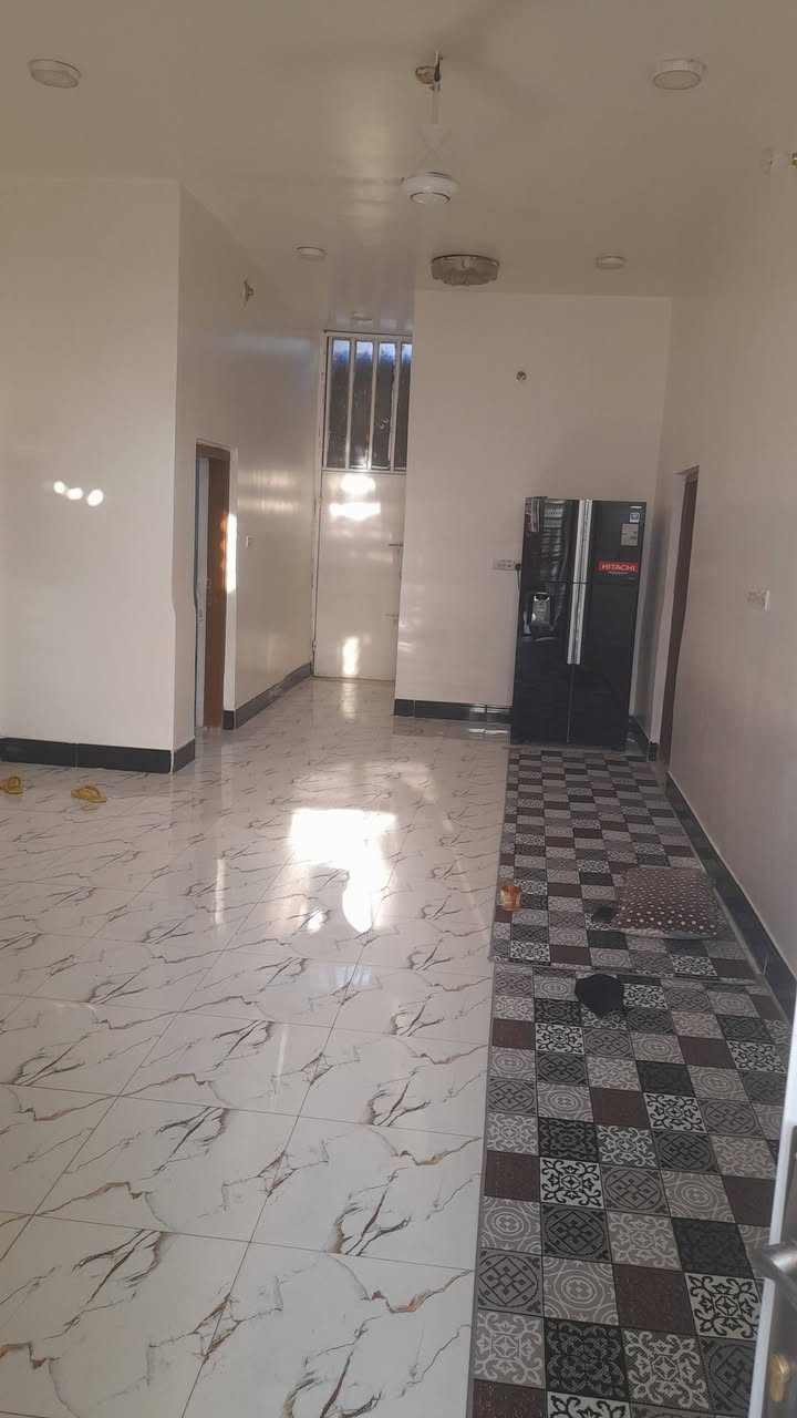 سلام عليكم بيت للبيع زراعي بالمعش بستان بيت عربي 30متر عن التبليط   طابقين مساحته236 الطابق الاول غرفتين اوصاله اومطبخ وستقبال حمامات داخليه وخارجيه والطابق الثاني  اربع غرف وصاله وحمام باقي التفاصيل عله هاذ الرقم ***********
