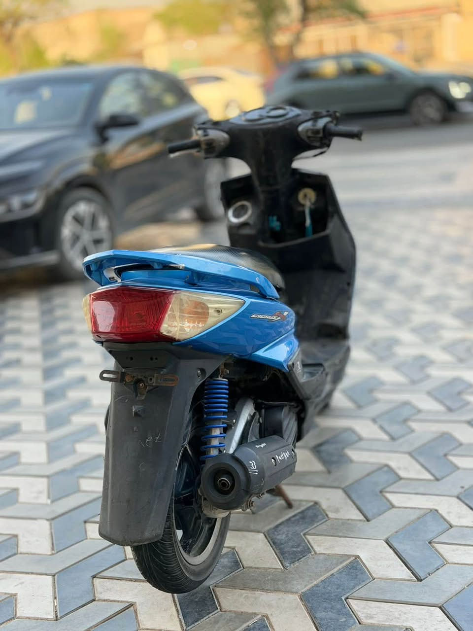 سلام عليكم... 
دراجة سكنس(فحل )  🛵  للبيع كابريتر 
دراجةمكينه  شلعه معدل خير من الله   كفرات ختم واحد كهربائيات كلهه شغاله 
دراجة جديده  بلادية
أي نقص مابيهة السعر 700وبيه مجال 
العنوان بغداد الدوره الرقم 📞***********
