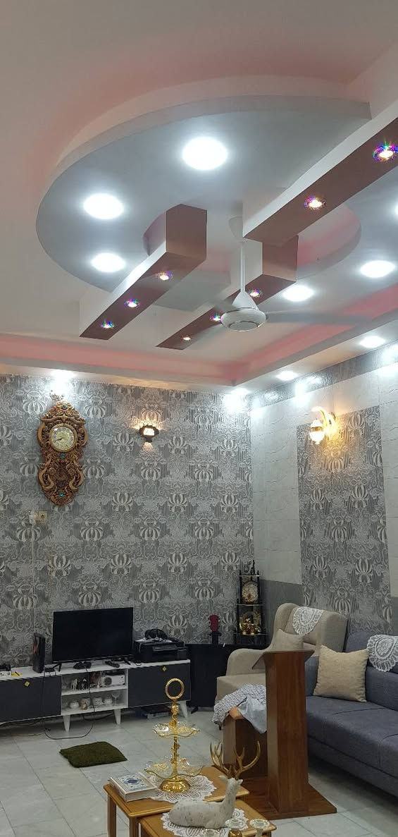 سلام عليكم بيت للبيع  
السعر  145 
معرفه التفاصيل جميعها  اتصل ***********

نص مكتوب في الصور:
- منزل 🏠 للبيع ( زراعي سند 25 ) ((( البيت له شارع امامي و خلفي ))) طابق واحد + الثاني مجهز له 1_ مساحه 270 متر 2_ كراج سعه سيارتين 3_ صحيات خارجيه 4_ حديقه جاهزه كبيره 5_ مطبخ و مدخل الى استقبال 6_ صاله و غرفتين و منور 2 و صحيات سويت 7_ (( خدمات نقص _ مجاري و تبليط واصل العمل خلف البيت )) 8_ سبتتنك مجاري بسعه الكراج 9_ سطحين كاملات مطبك شتايكر 10_ بناء حديث منذ سنتين عنوان // حي الجمعية شارع حبيب بن مظاهر الاسدي