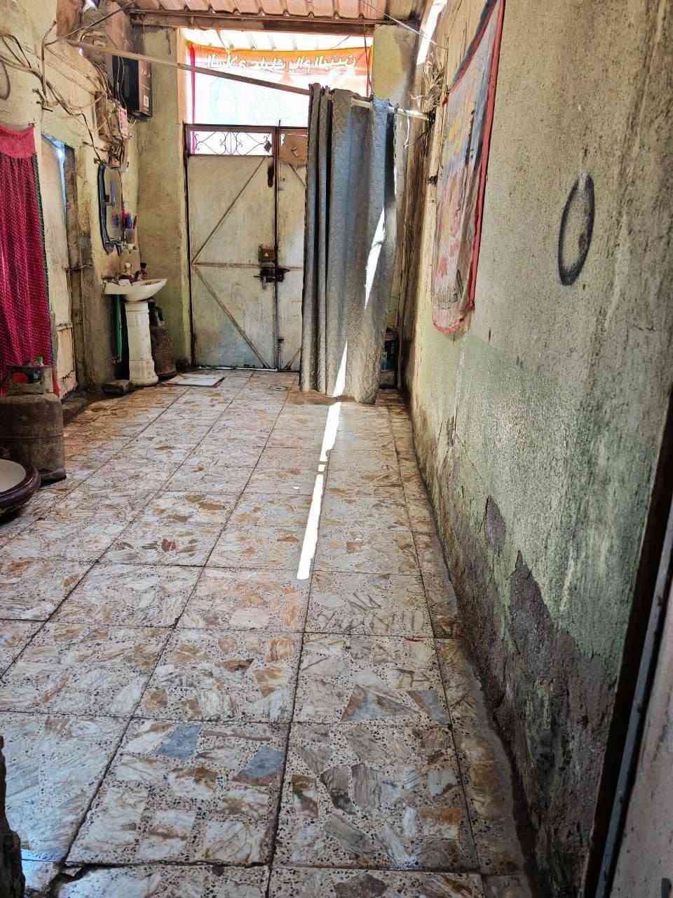 السلام عليكم
بيت شرعي للبيع مساحة 100 م  طوله 20 وعرض 5 يحتوي على حوش واستقبل وغرفة وصالة وممر ومكشوفه 2 وتخاريج ومطبخ 
البيت نظيف واجهية شارع سعره 40 وبي مجال للشراي المكان نجف شارع المدينه جديده الثالثة قريب على مدرسه الفرقان للبنات الابتدائية للاستفسار اكثر اتصل على (***********)
