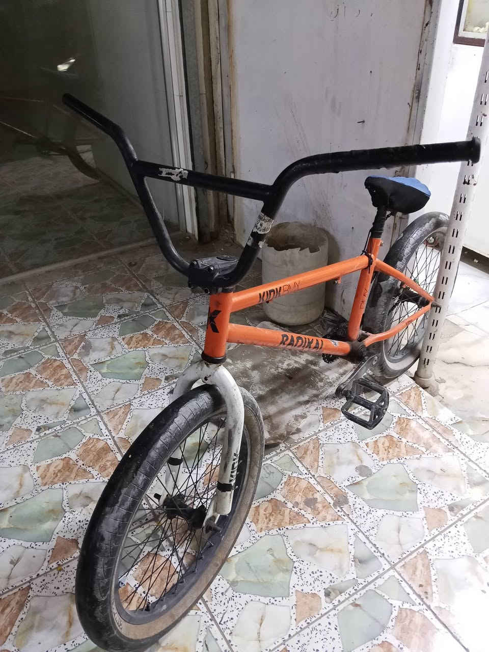 السلام عليكم بايسكل bmx gt تجاري اصلي للبيع السعر 80 وبيه مجال للتواصل *********** موجود واتساب
