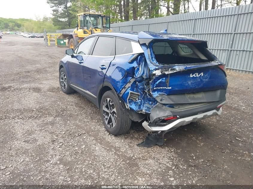 للبيع: كيا سبورتاج EX موديل 2025
المواصفات والتفاصيل:
 النوع: كيا سبورتاج (Kia Sportage)
 الفئة: EX
 الموديل: 2025
 اللون: نيلي / أزرق مميز
 المسافة المقطوعة: 9,634 ميل فقط (السيارة بحالة شبه جديدة)
 المحرك: 2.5L GDI - المحرك والجير بحالة ممتازة
 الإيرباك: بدون إيرباك
 الداخلية: جلد أسود نظيفة جداً بحالة الشركة، مع الشاشة والأنظمة الحديثة
حالة السيارة والضربة:
 الضرب بالجهة الخلفية (الجاملغ والجام الخلفي والبقلاوة).
 المقدمة، المحرك، والجانب الأيمن سليمين تماماً بدون أي ضرر.
السعر ورقم التواصل:
 السعر: 16,750 $ (167 ورقة)
 رقم الهاتف: ***********
