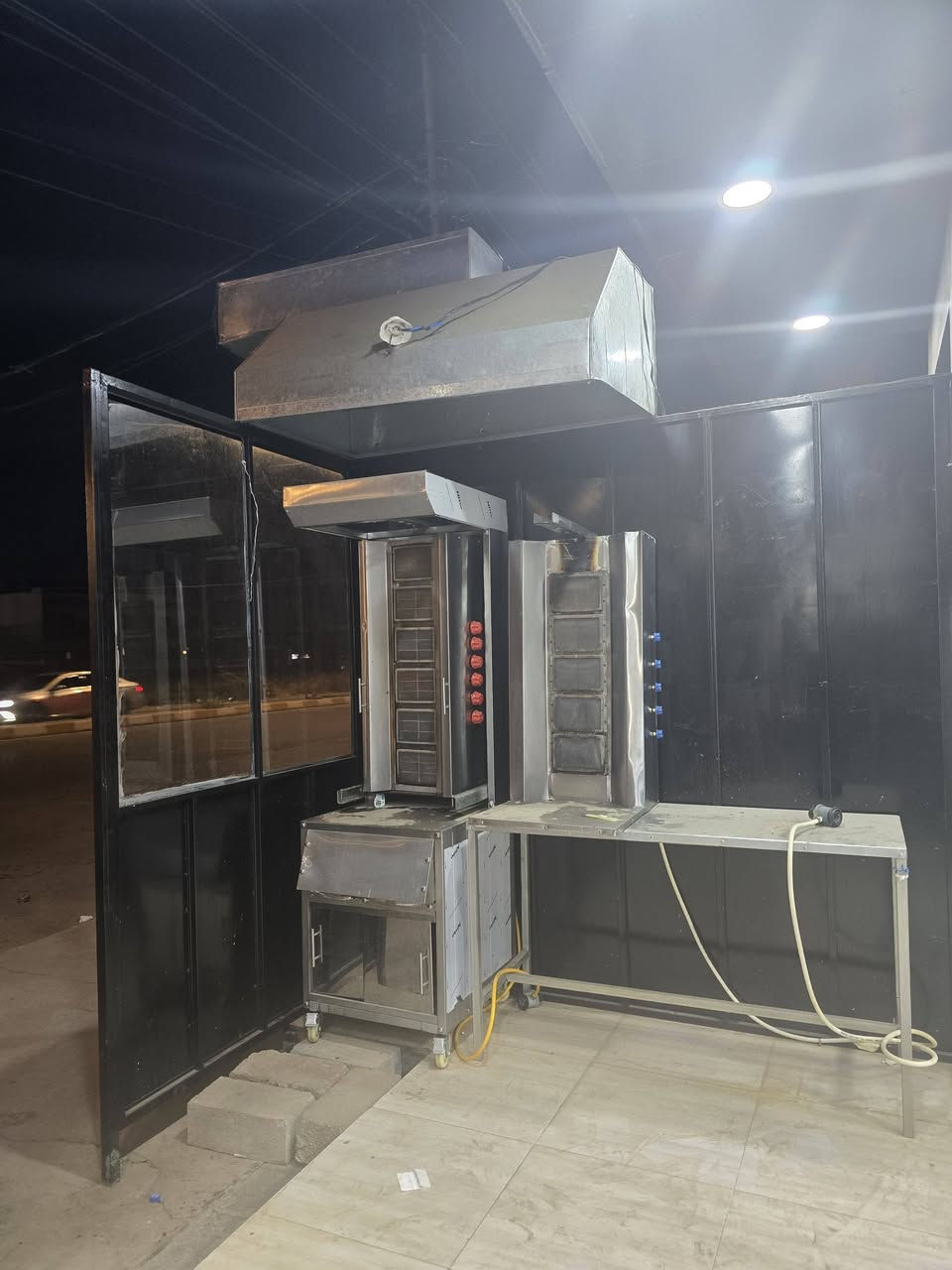 نعيد النشر غراض مطعم للبيع شلعه وحده 2 شواية كص مع ميز گص
ميز كاشير مع حاسبة كاشير مع 3طابعة
4 طاولات مع كراسي
براد مقبلات
حماية 
4 ميز ستيل
2 سنك مع بانيو
طباخ 3 عين
مجمده 
قلاية فنكر / گرل بركر كبير / جهاز كنتاكي مع ميز قرمشه مع حماية كنتاكي 
عارضه واحدة
فرن بيتزا مع الميز
كيزر 
مواعين مقبلات مع تشريب 
خلاط ستيل
طباخ عين واحده مع منظومة كامرات وقواطع بلاستك وحماية تمن ومرق وجام خانه مع المواعين والسفريات يعني مطعم جاهز بس تفتح لل استفسار الاتصال:*********** ملاحظه:الميوزه الستيل انباعن

