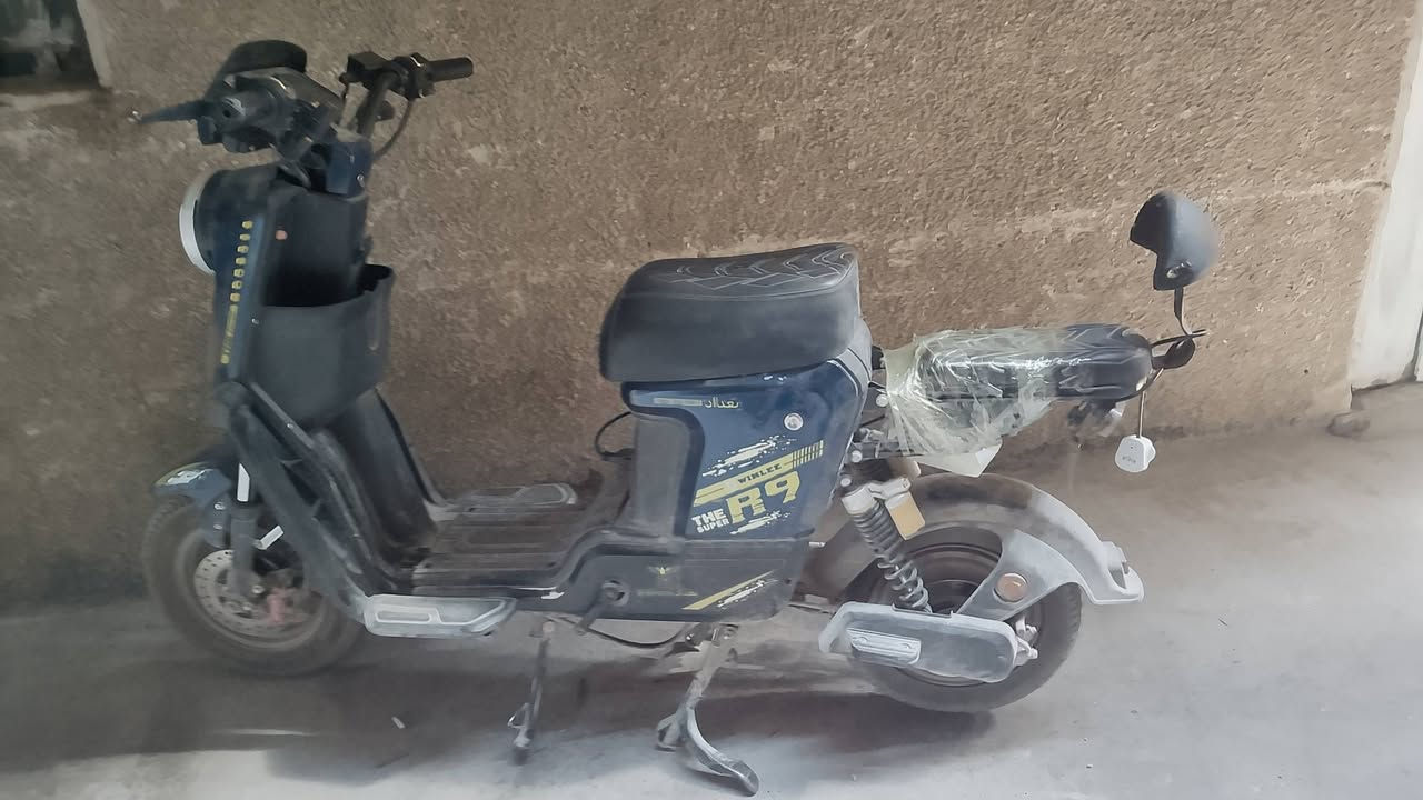 السلام عليكم

دراجة R9 موديل 2026 من شركة ونلي  للبيع 🛵

🔋 البطاريات: 5 بطاريات حجم كبير، سعة البطارية الواحدة 32 أمبير، بطاريات أصلية من شركة ونلي، جديدة وما مبدلات، والله شاهد.

⚙️ المواصفات:

- بريك أمامي وخلفي ديسك بريك
- شاشة ديجيتال تعرض السرعة، نسبة الشحن، والمسافة المقطوعة
- نظام دبل
- نظام الرجوع إلى الخلف
- إشارات أمامية وخلفية
- ملفها 1200
- صوت بلوتوث قوي جدًا
- تايرات قوية
- الشاحنه الأصليه موجوده
- السويج وجميع الملحقات موجودة

🛵 الدراجة كلش نظيفة وأمانة الله استعمالها فقط تقريبًا اربعه اشهر 

💰 السعر: 390 ألف
والسعر بيه مجال للطيبين.

📍 العنوان: بغداد، الجديدة، الغدير

📞 للاستفسار: ***********

